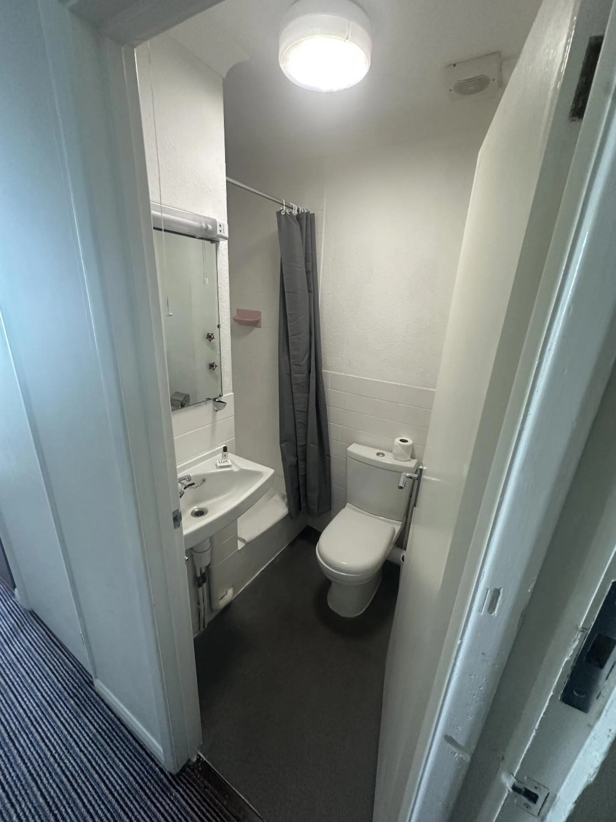 Bathroom in West Rocks Hotel