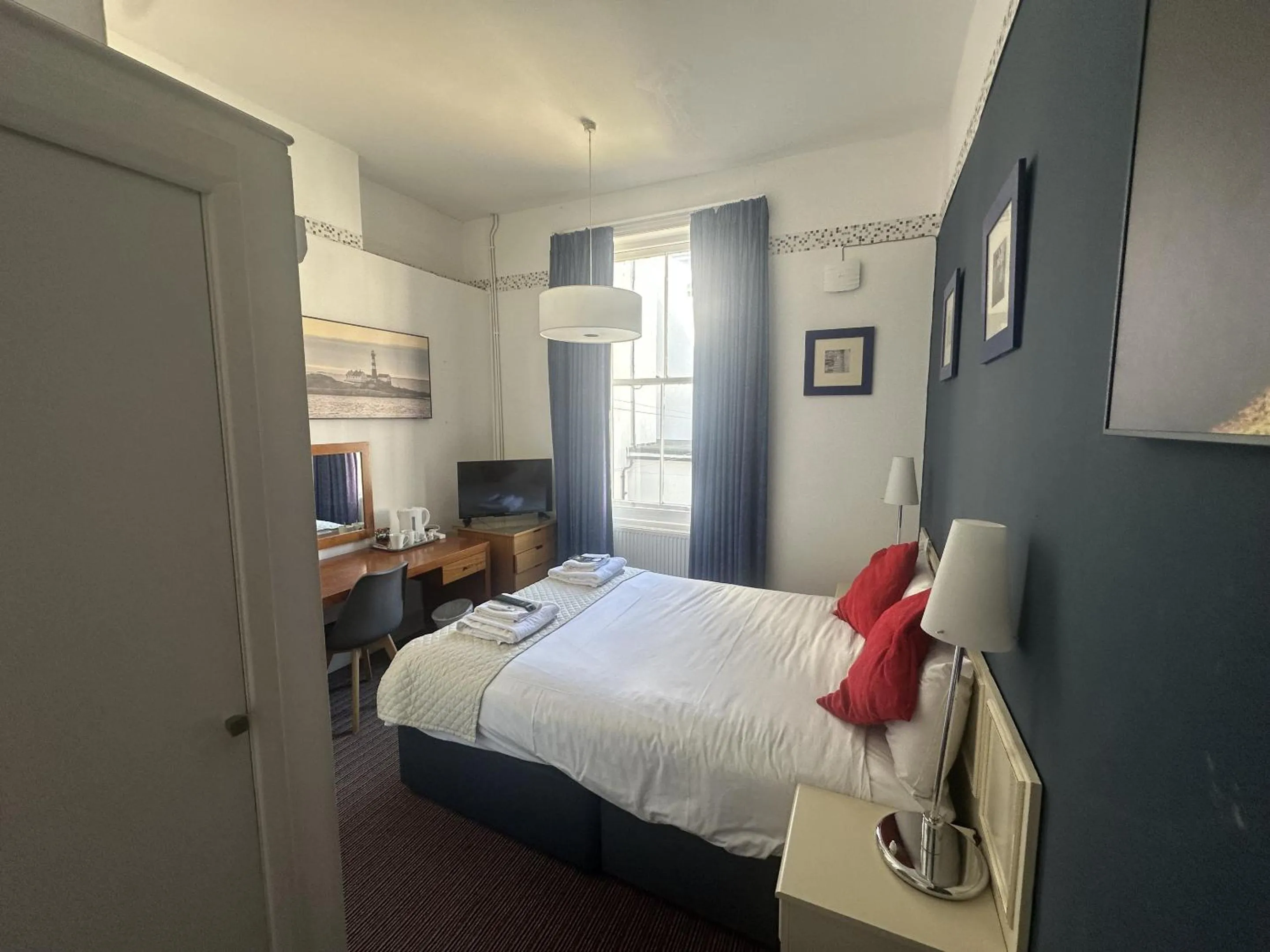 Bedroom, Bed in West Rocks Hotel