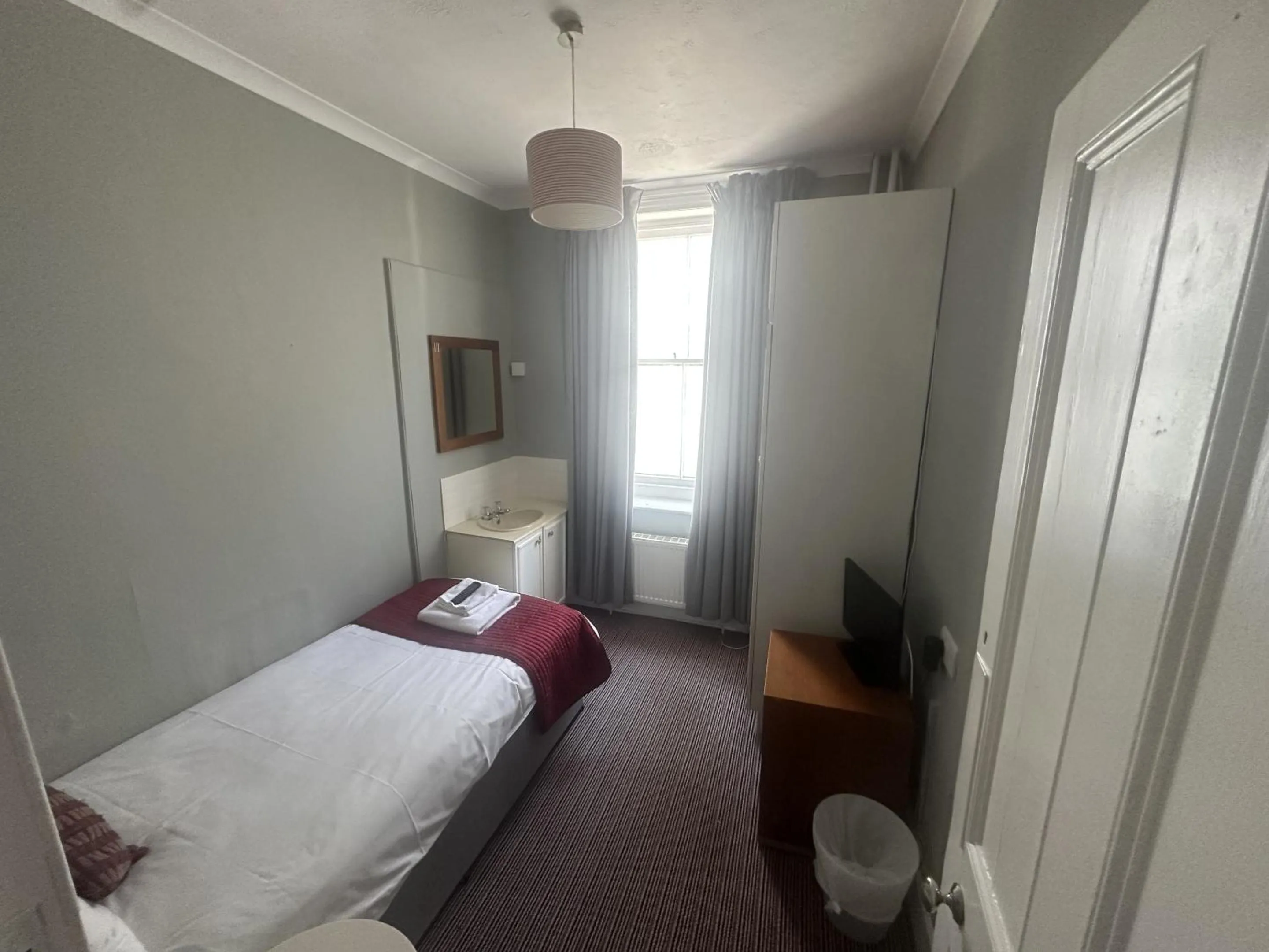 Bedroom, Bed in West Rocks Hotel