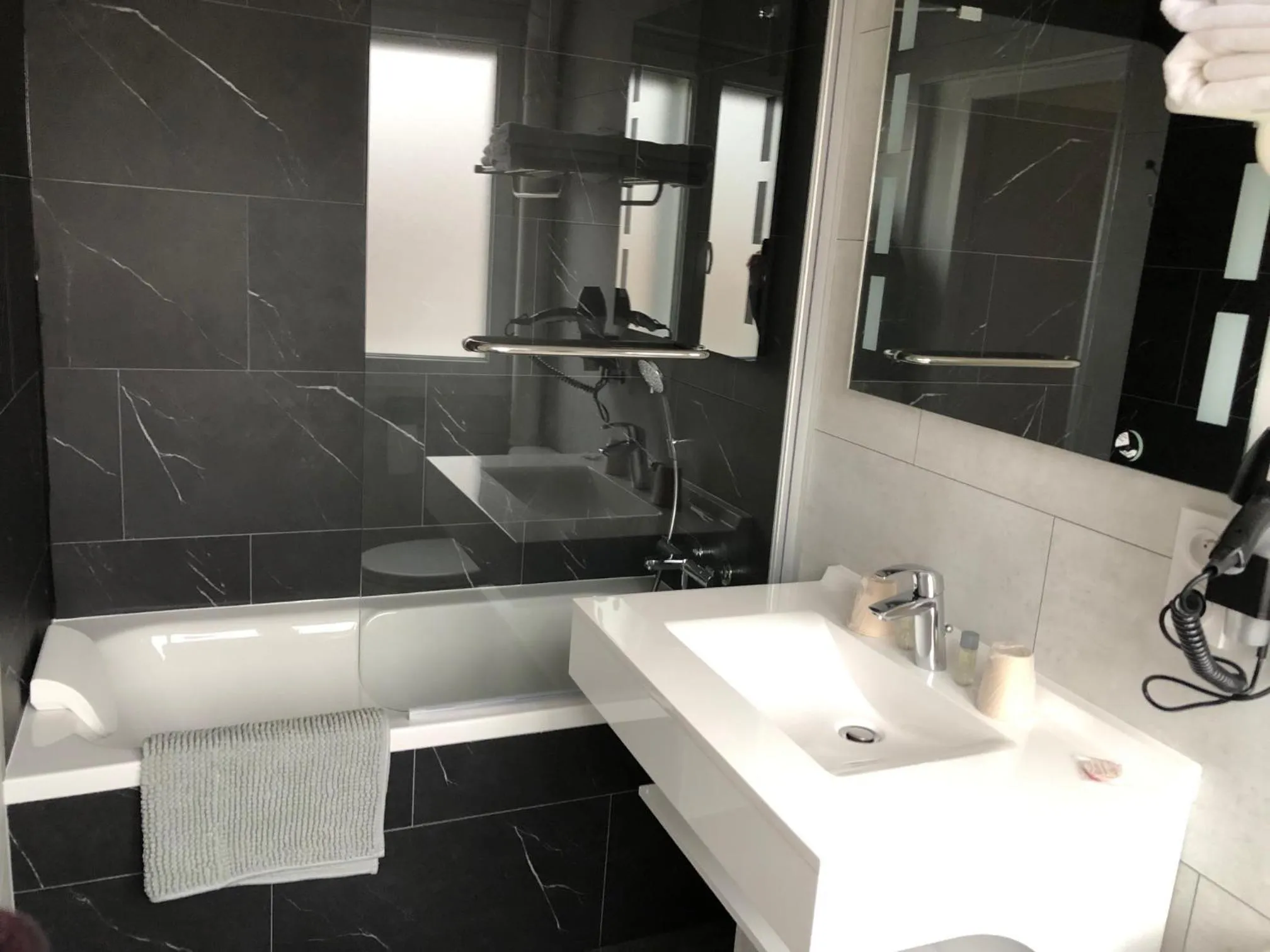 Bathroom in Cit'Hotel Atlantis