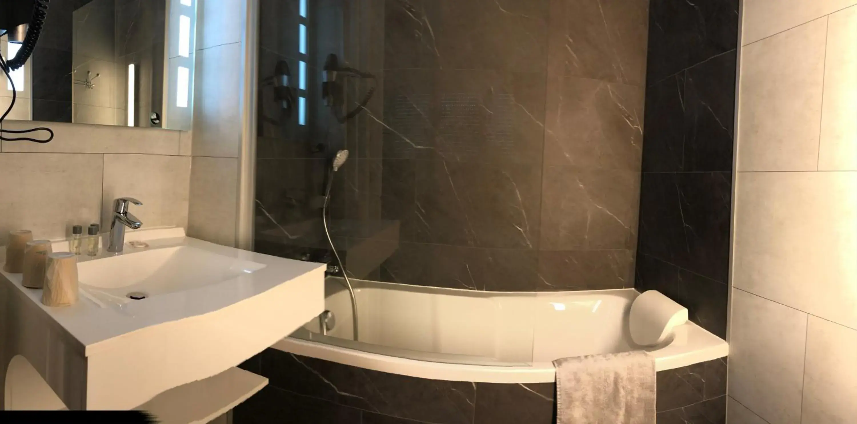 Triple Room in Cit'Hotel Atlantis Triple Room in Cit'Hotel Atlantis