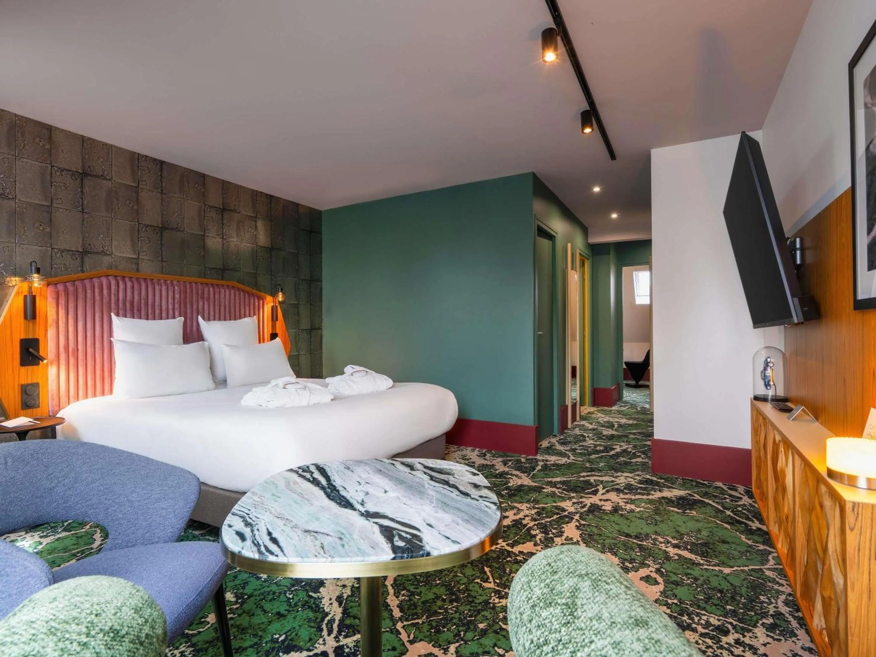 Property building, Bed in Hotel Maison Louise Lille Centre - Handwritten Collection