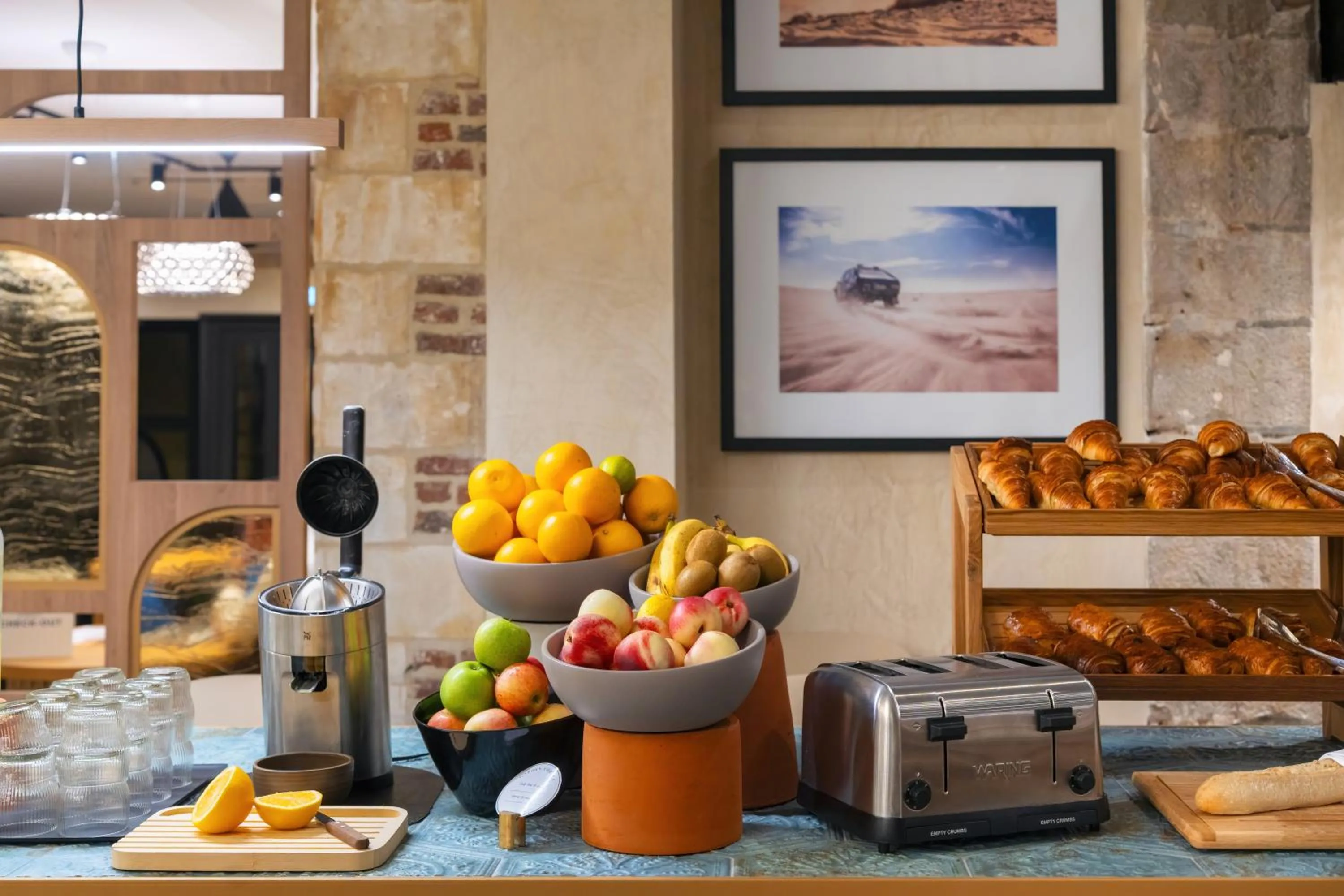 Food and drinks in Hotel Maison Louise Lille Centre - Handwritten Collection