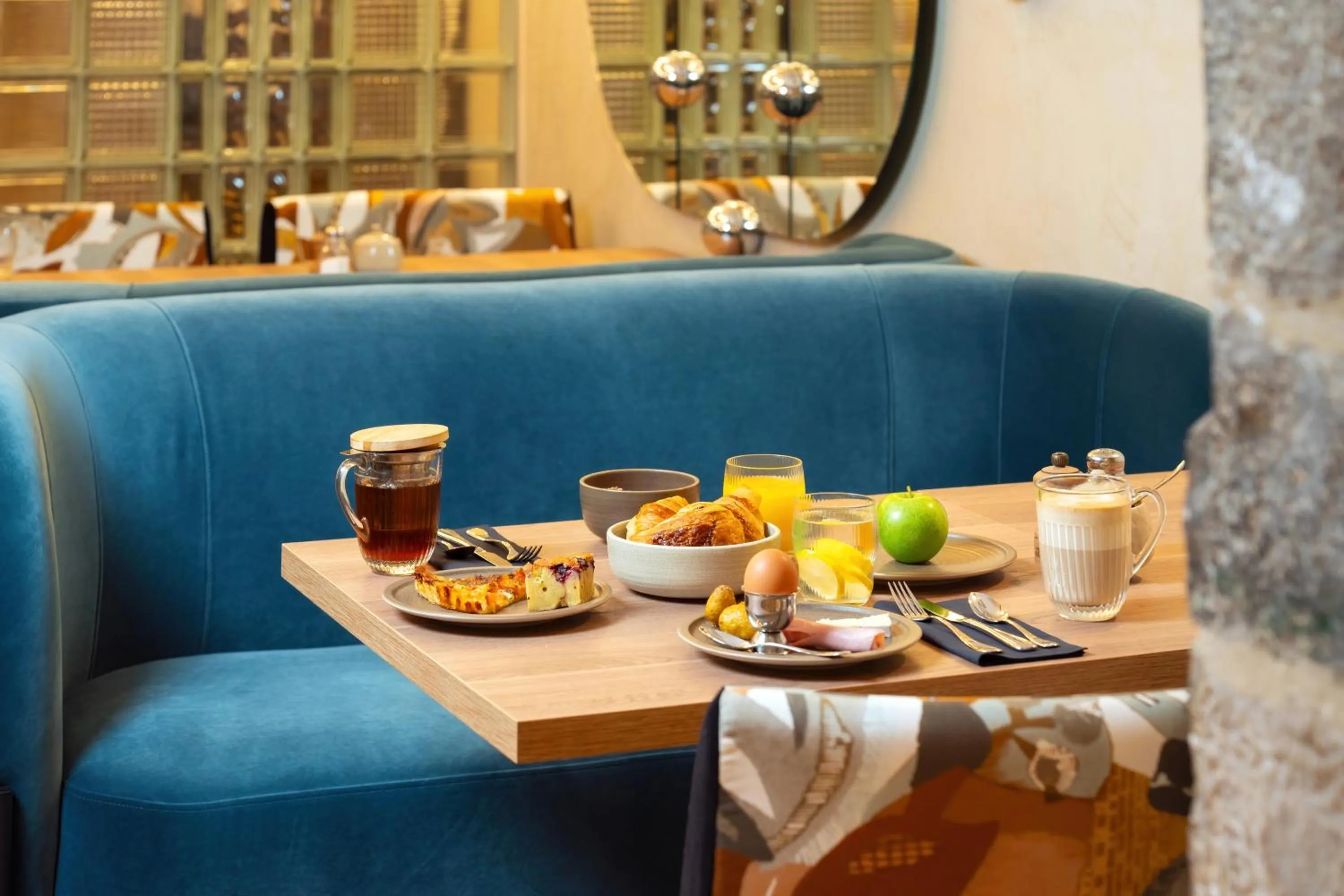 Food and drinks in Hotel Maison Louise Lille Centre - Handwritten Collection