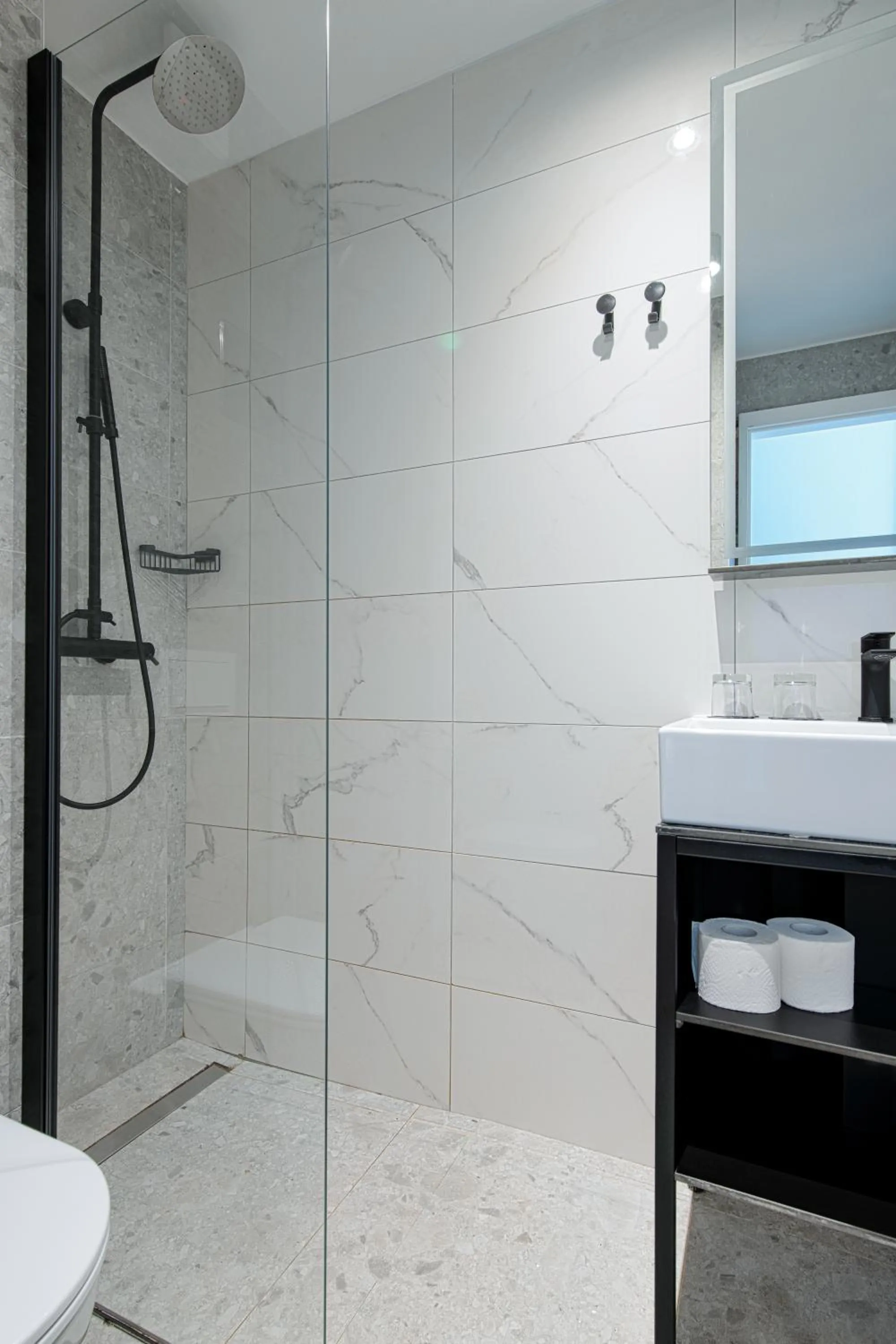 Shower in Paviljoni Omorika