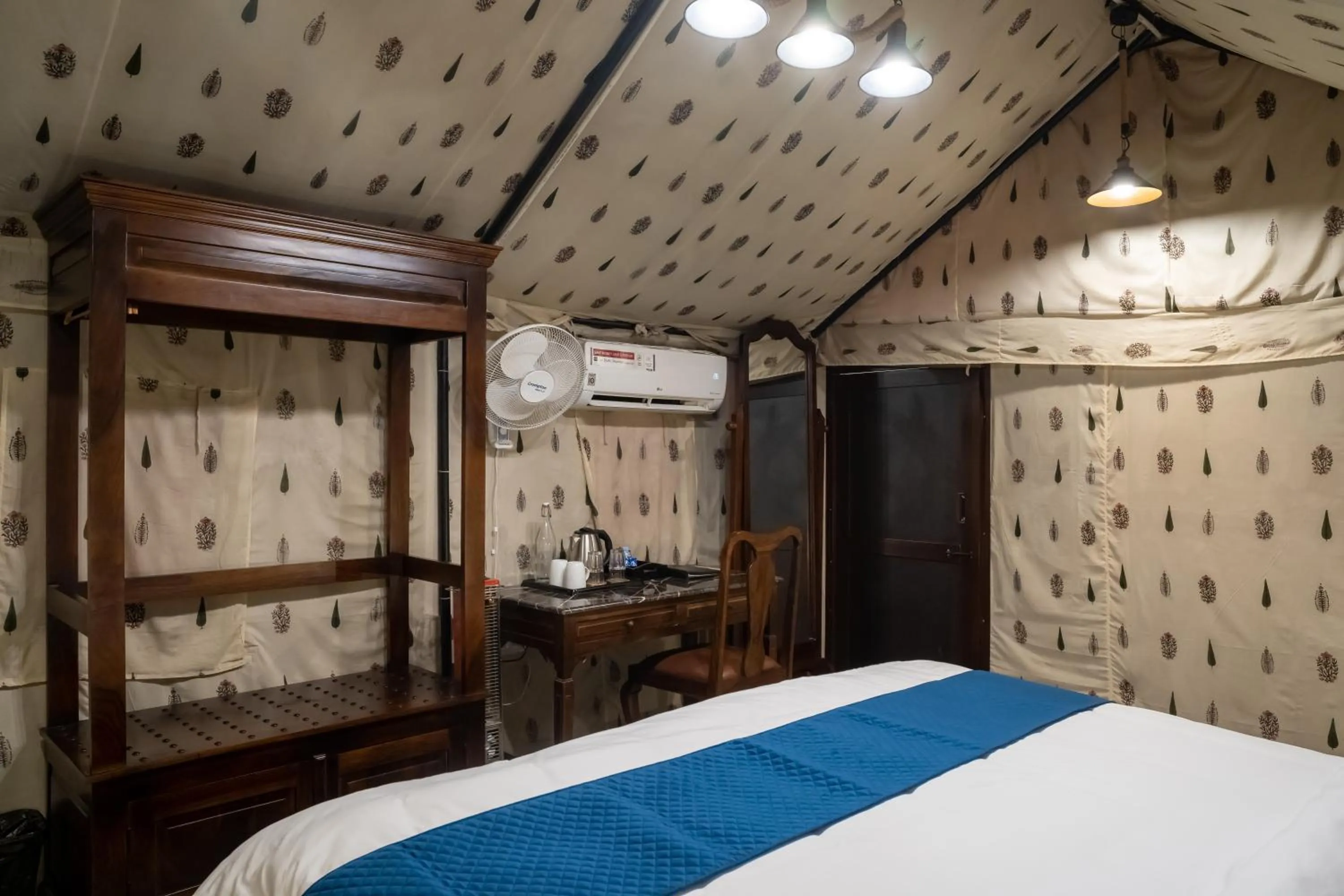 Bedroom, Bed in Dev Bhoomi Farms & Cottages