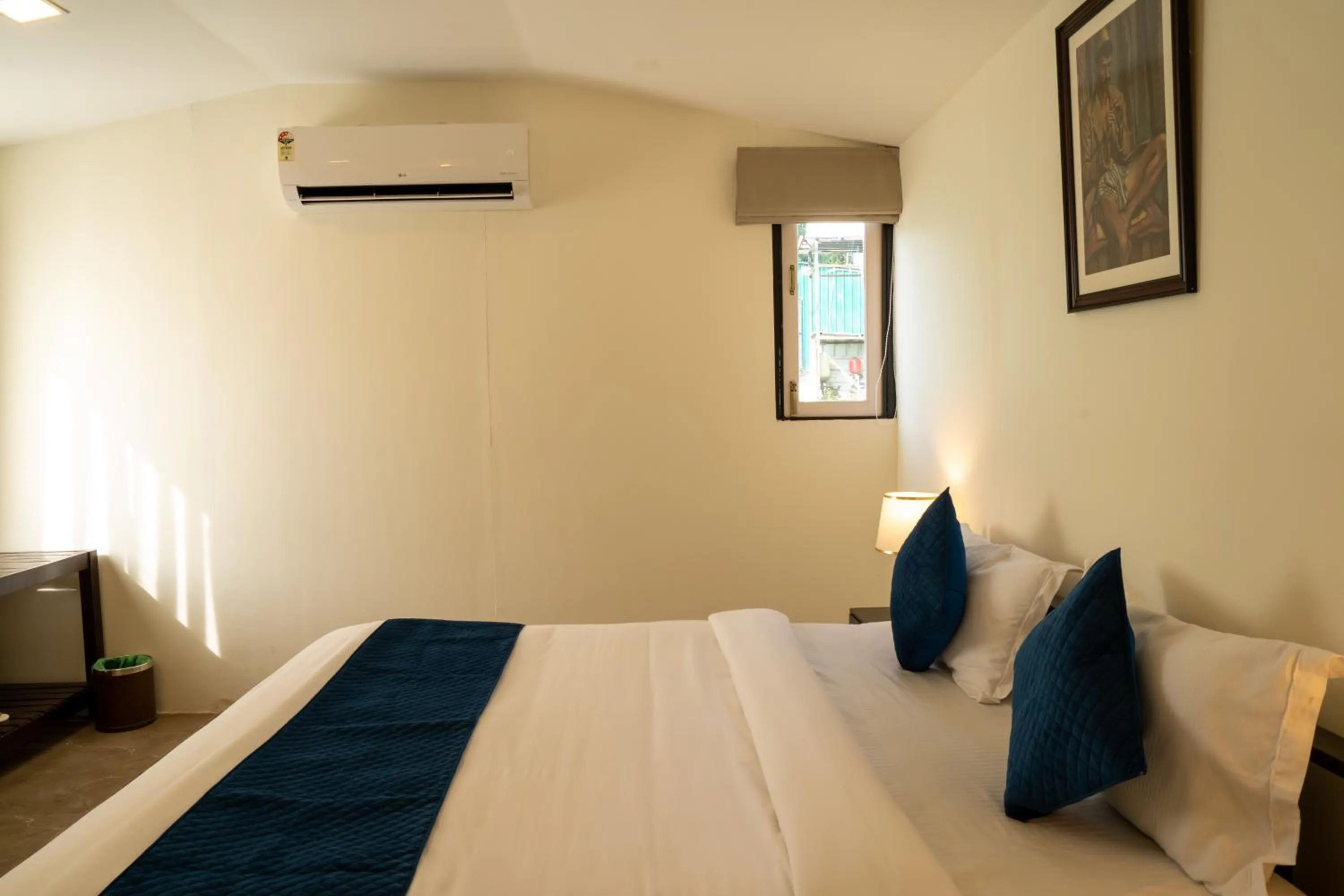 Bedroom, Bed in Dev Bhoomi Farms & Cottages