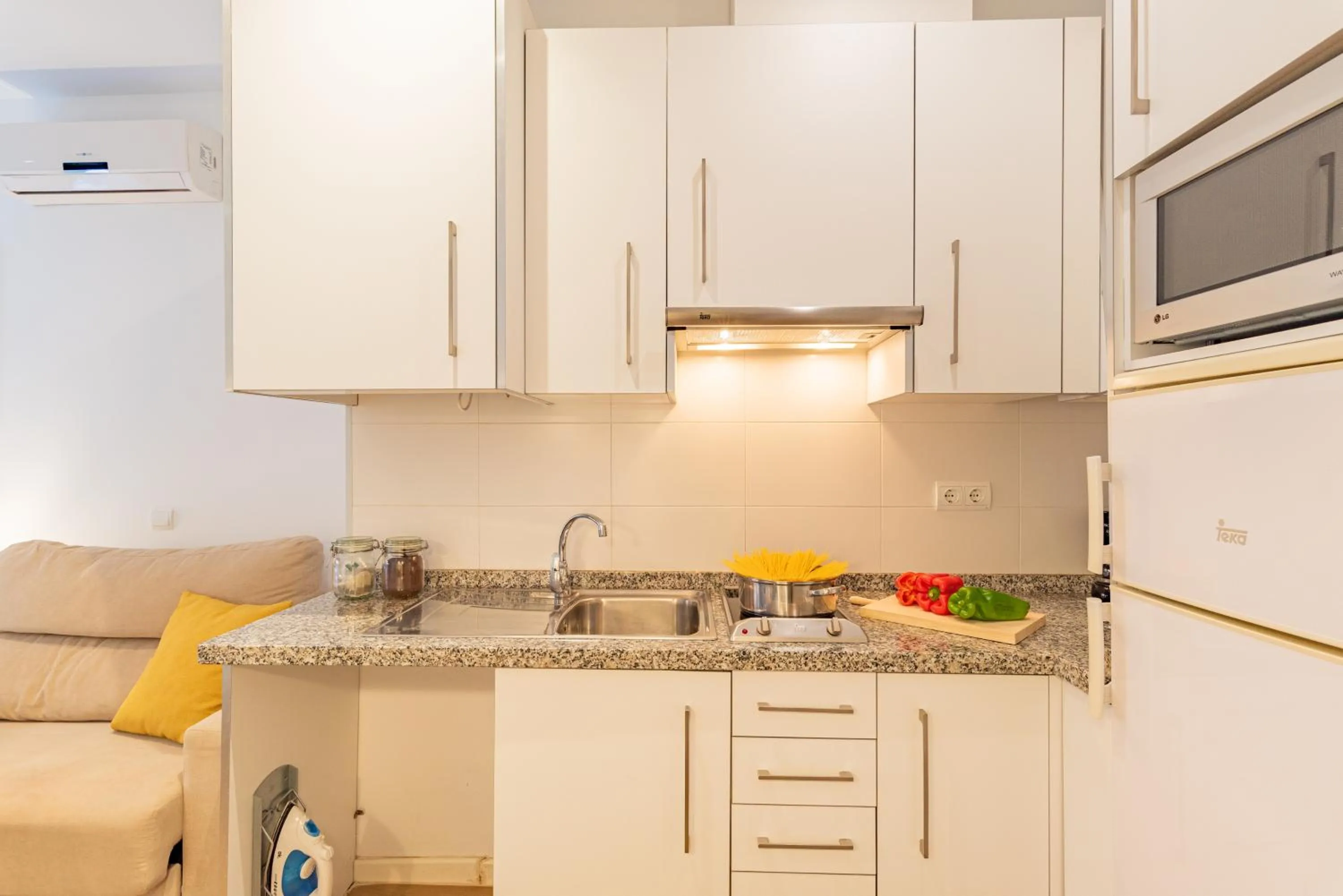 Kitchen or kitchenette in Feelathome Merced Apartments