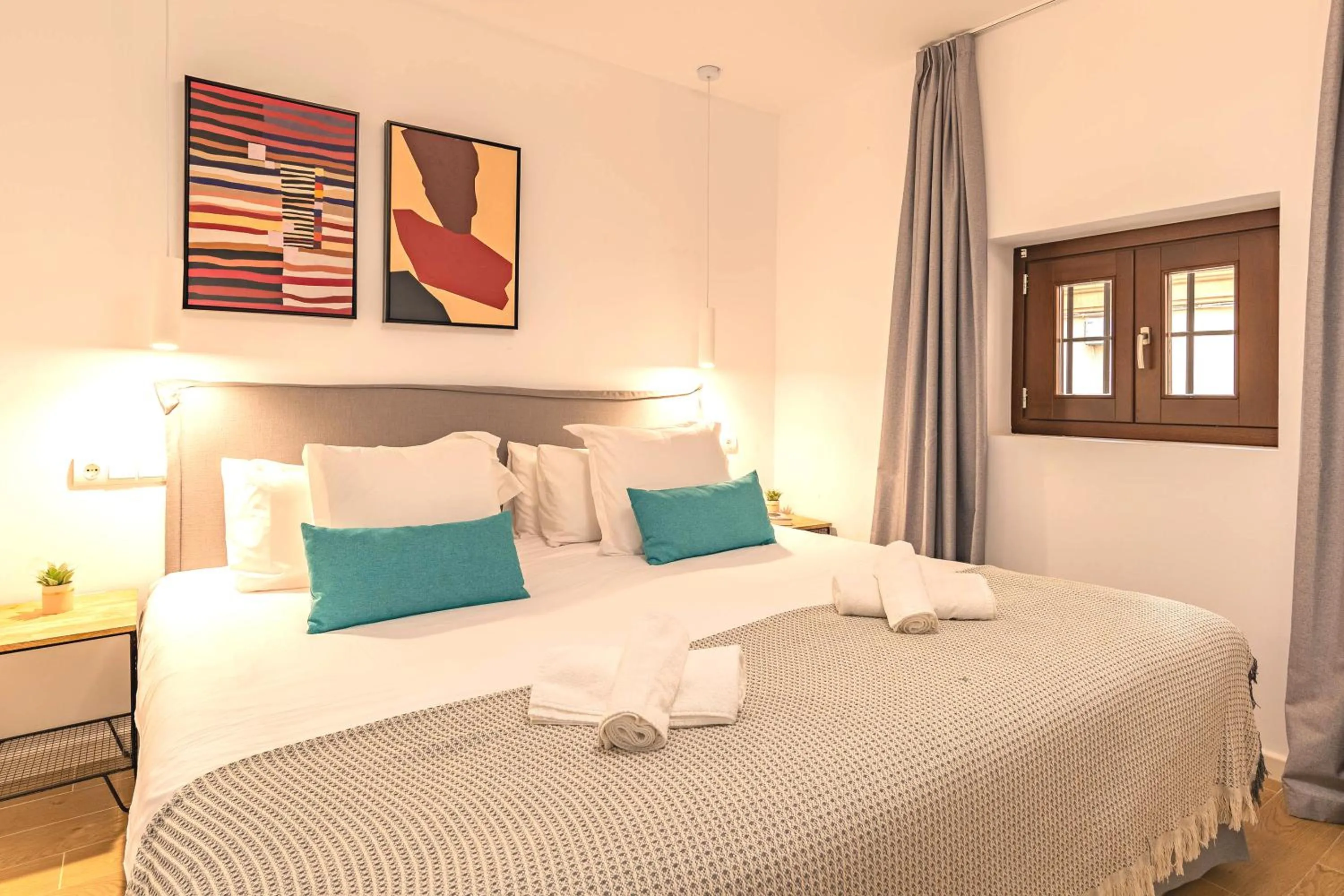 Bedroom, Bed in Feelathome Merced Apartments