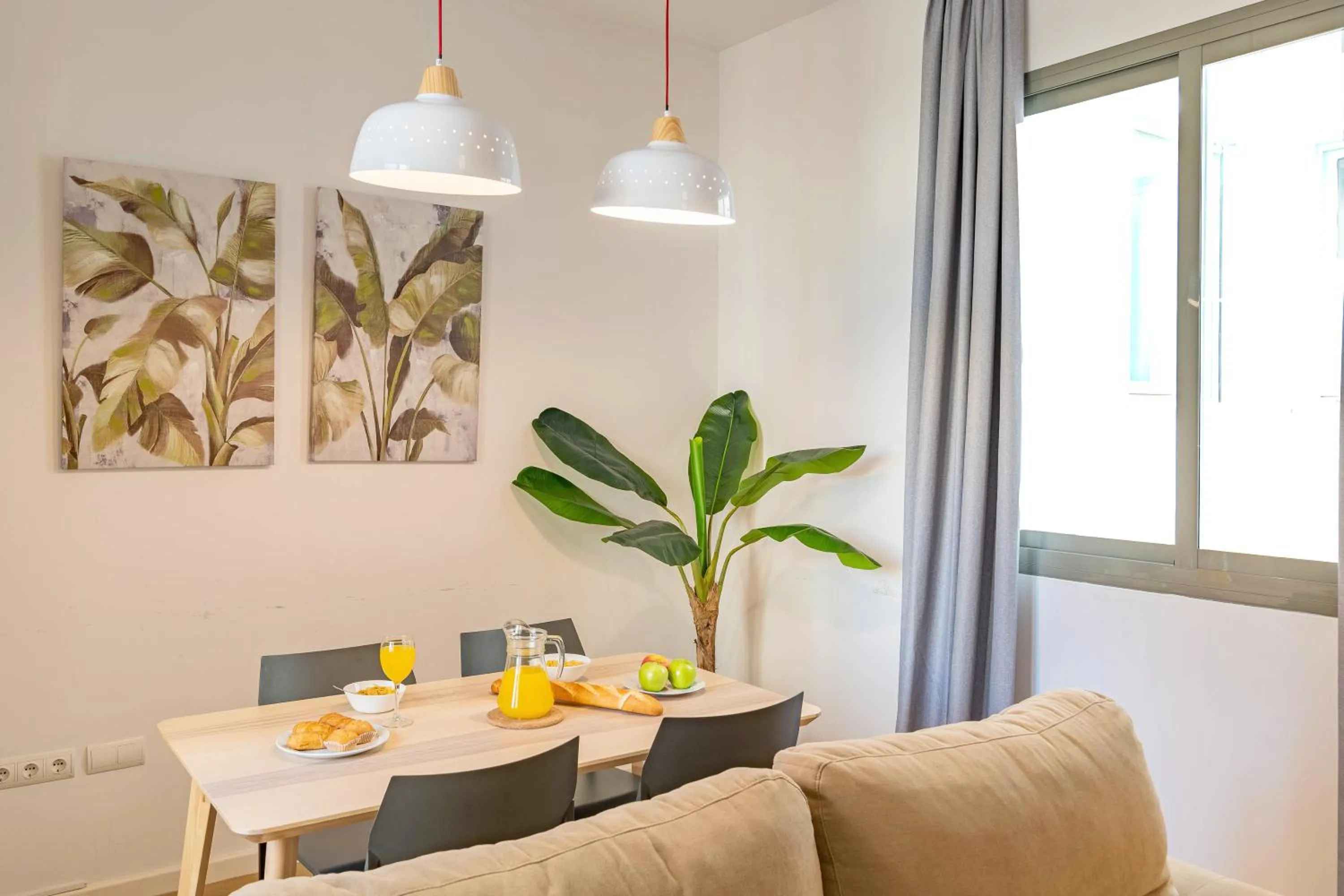 Dining area in Feelathome Merced Apartments