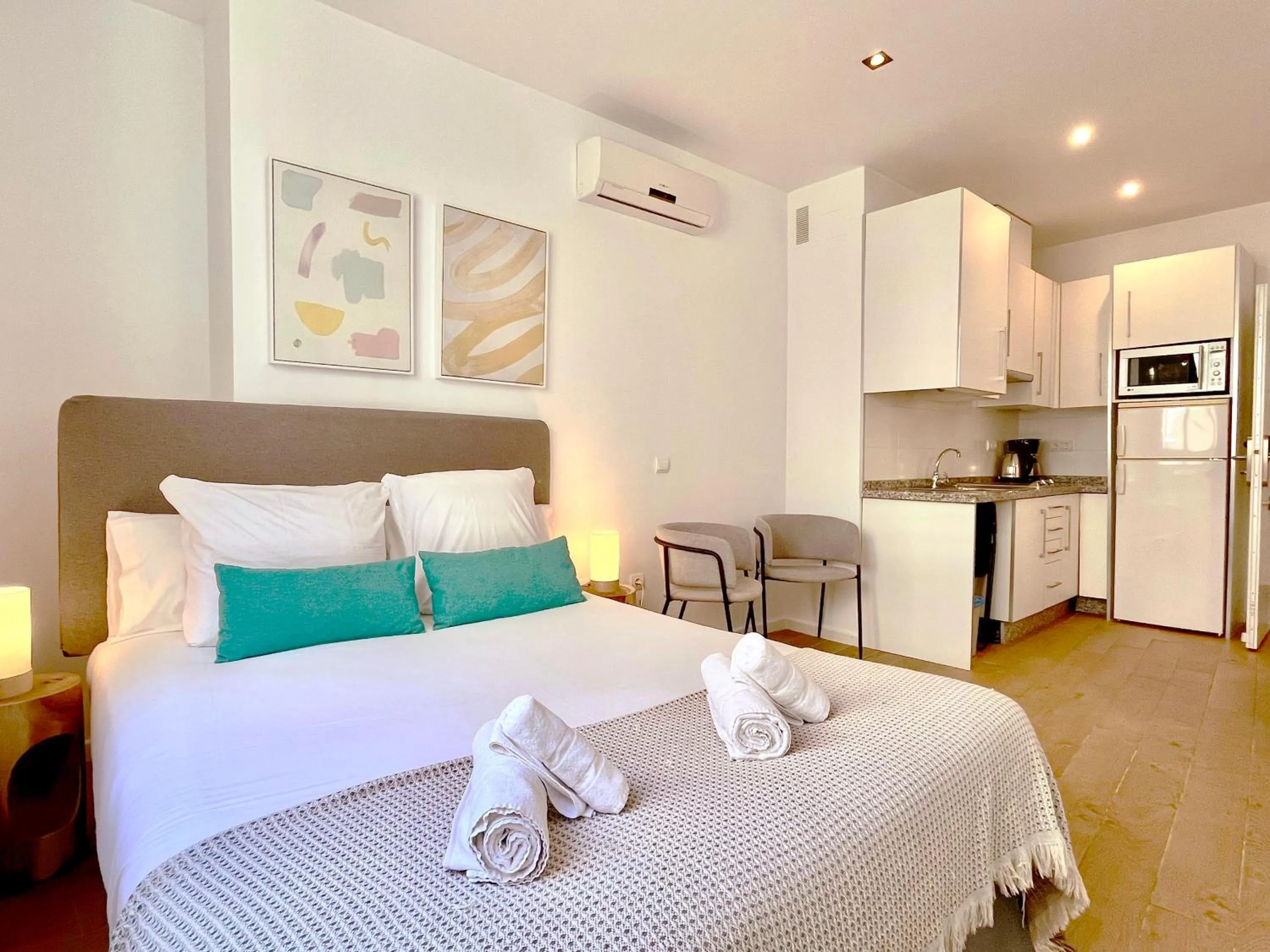 Photo of the whole room, Bed in Feelathome Merced Apartments