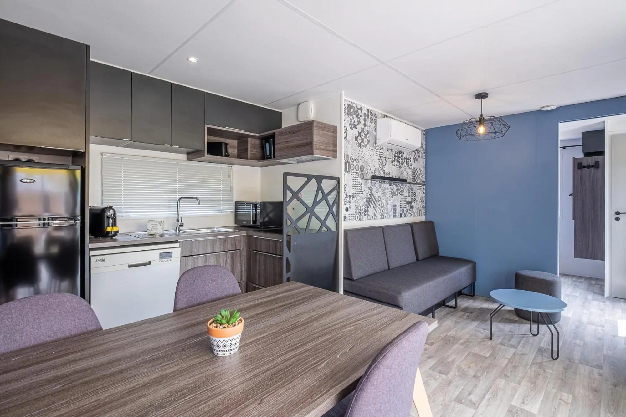 Kitchen or kitchenette in The Originals City, Ax Hotel, La Châtaigneraie