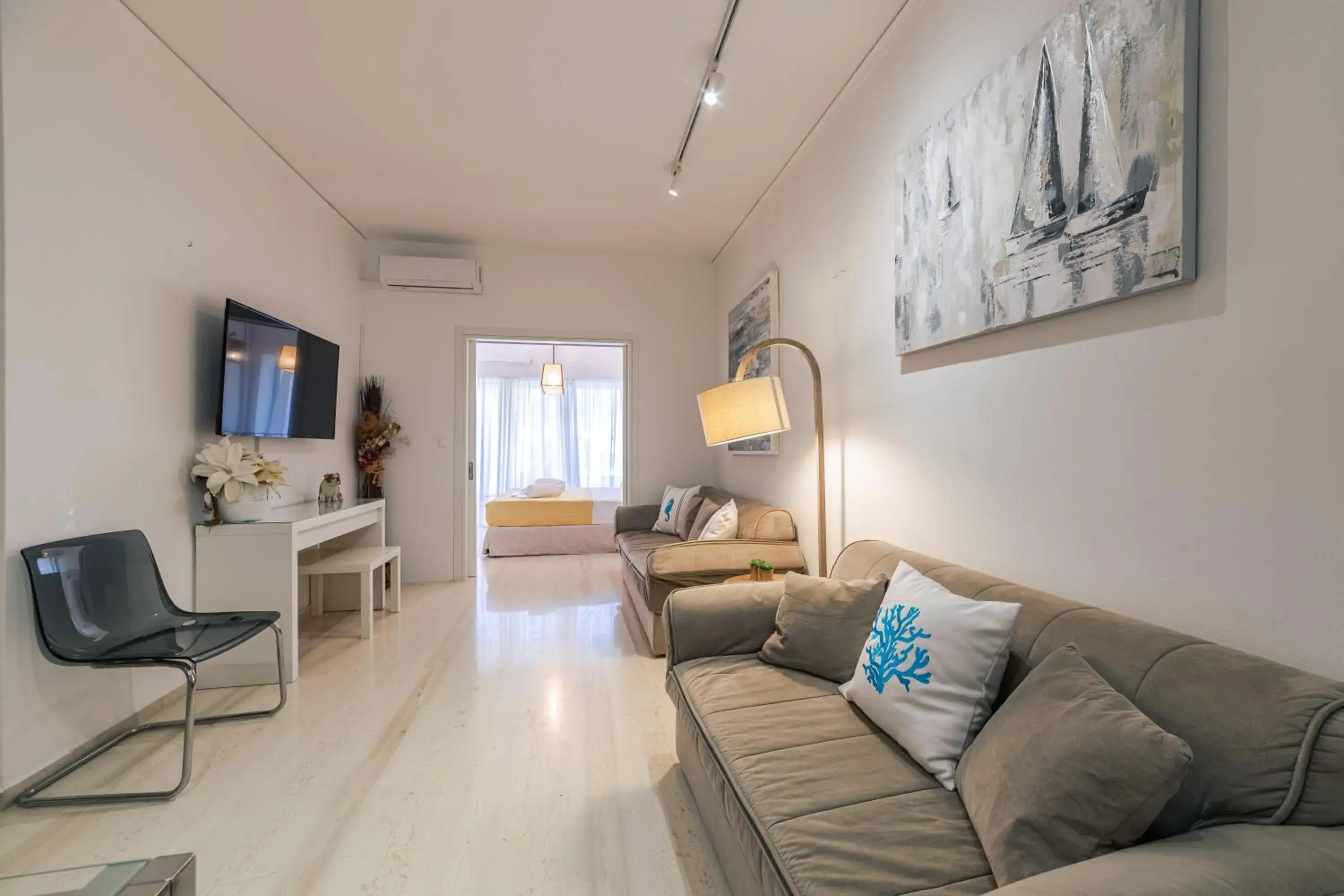 L'appartement blanc dans le centre de Glyfada L'appartement blanc dans le centre de Glyfada