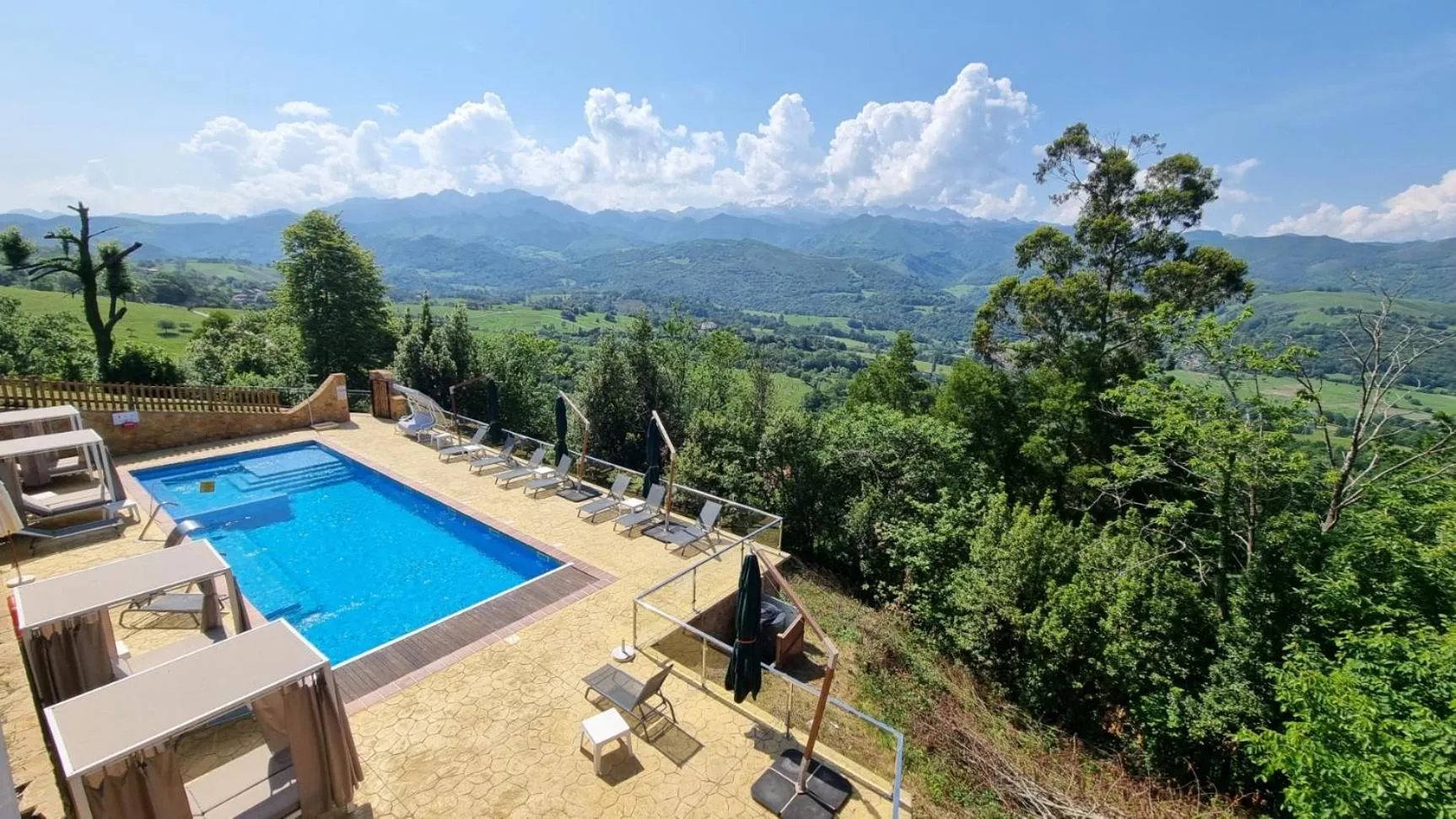 Swimming pool in Hotel Cerro La Nina