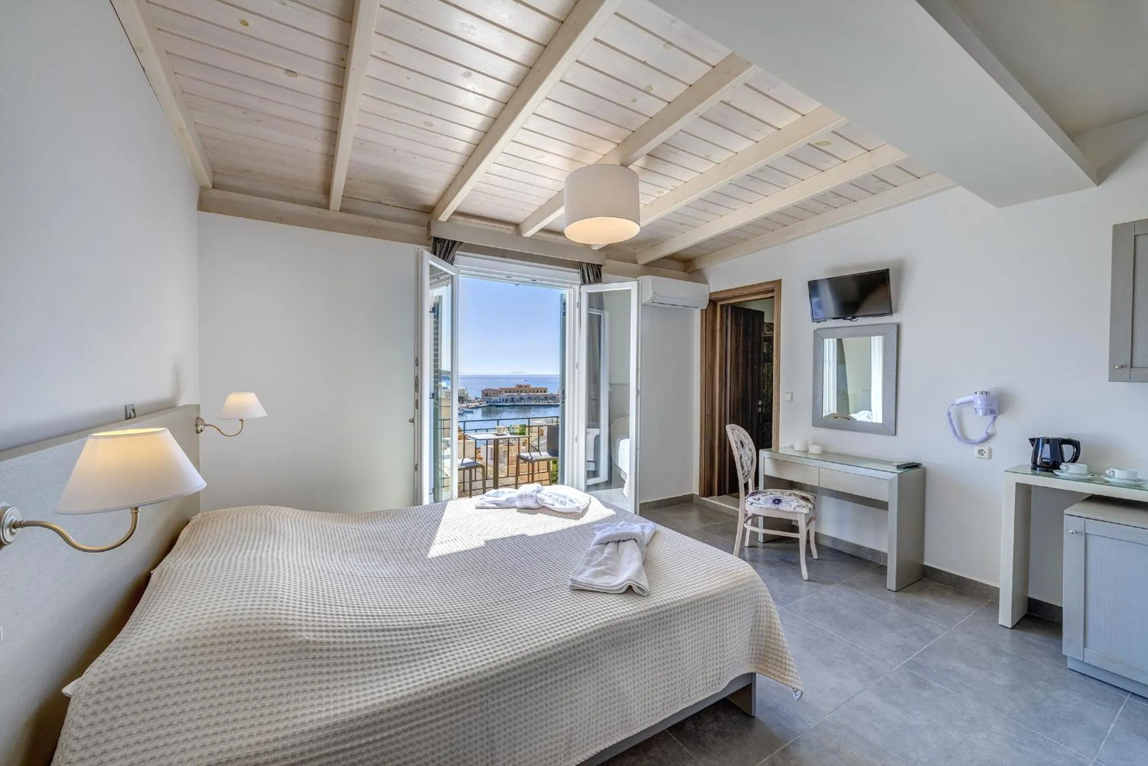 Photo of the whole room, Bed in Ethrion