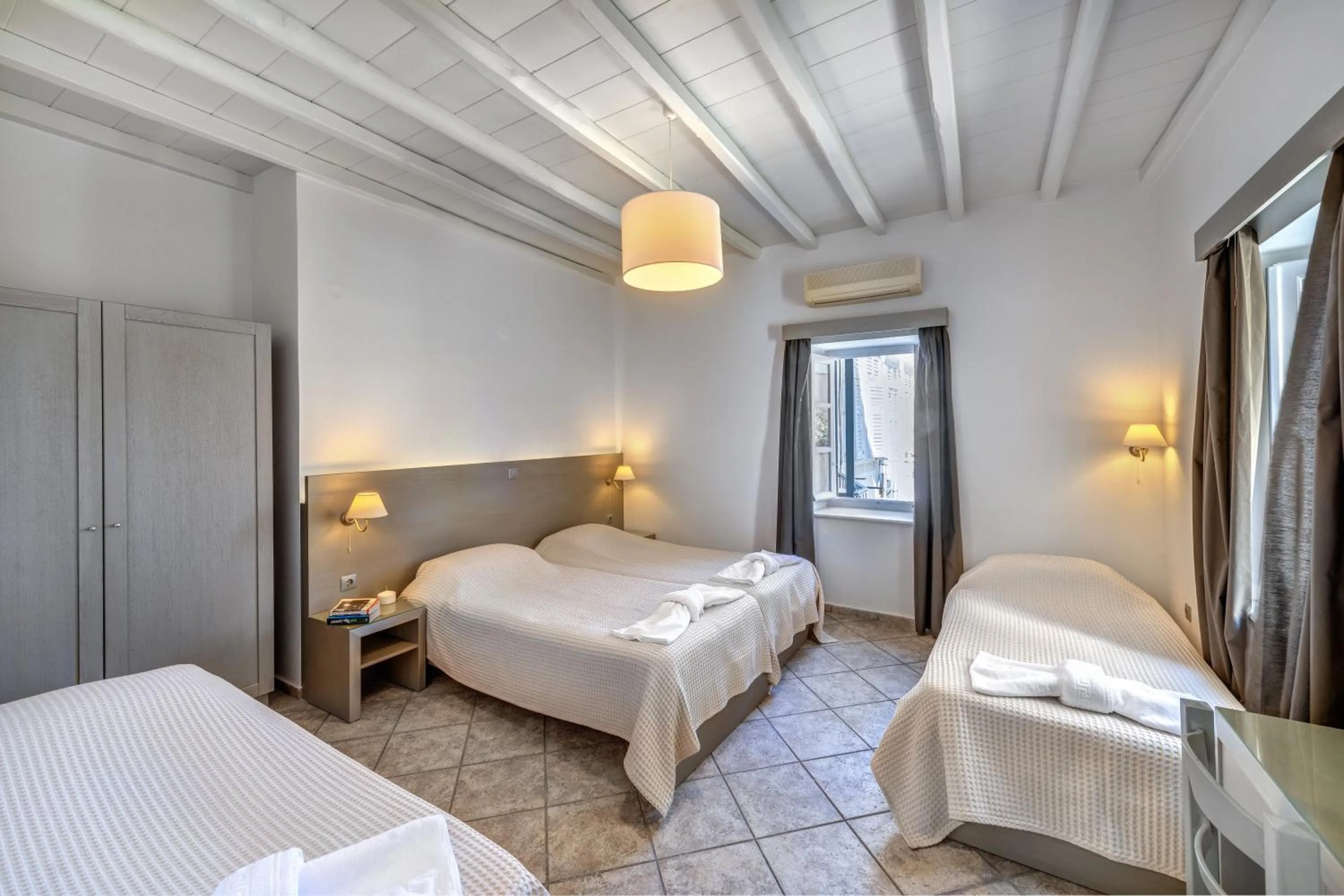 Photo of the whole room, Bed in Ethrion