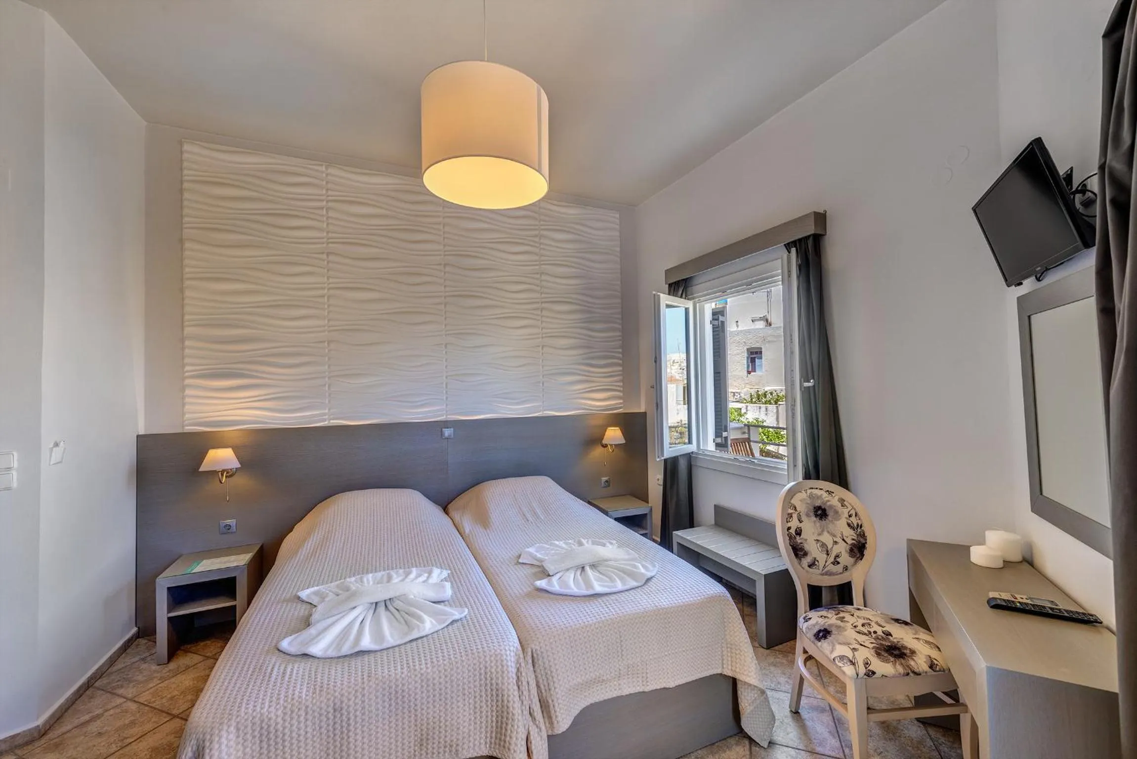 Photo of the whole room, Bed in Ethrion