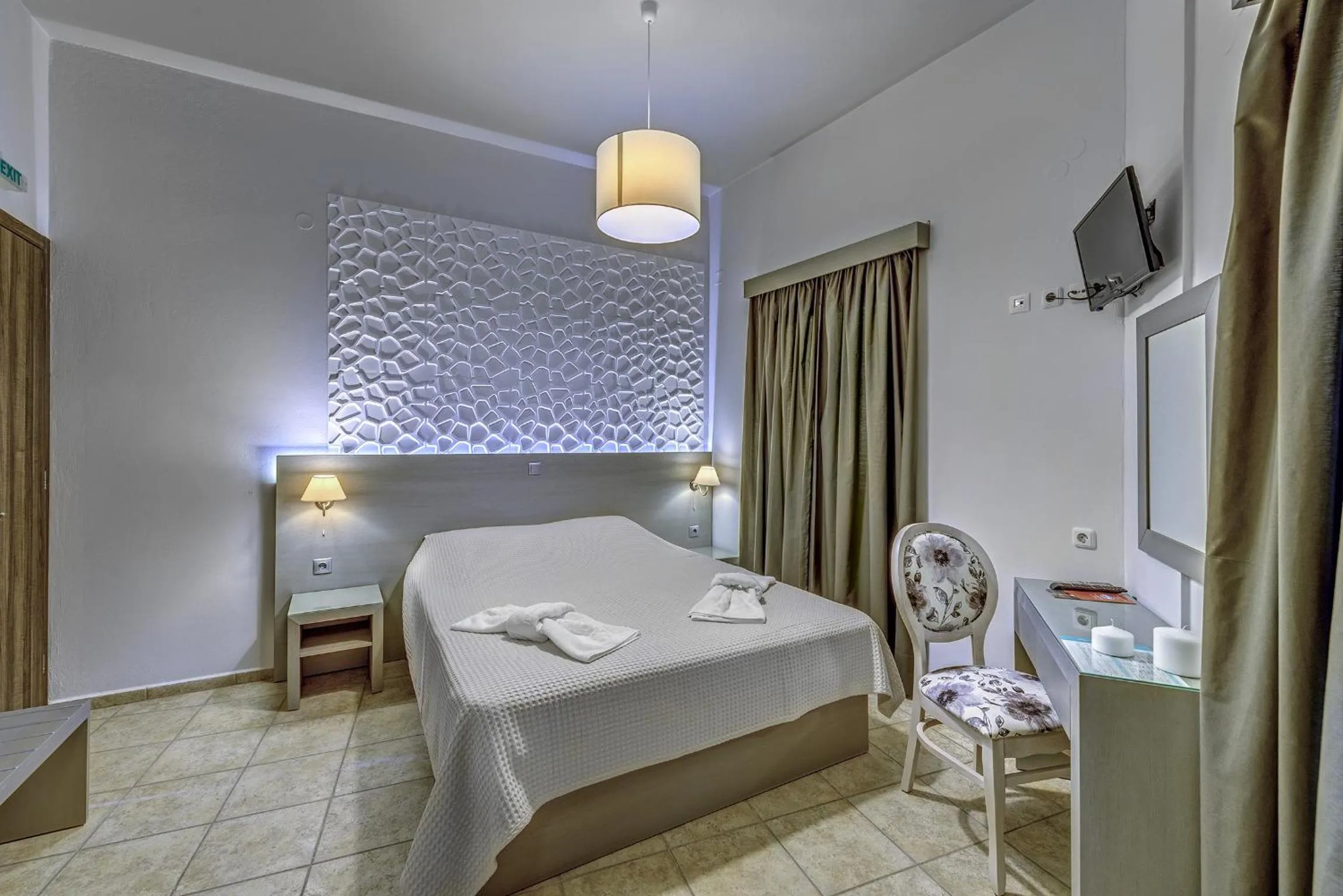 Photo of the whole room, Bed in Ethrion