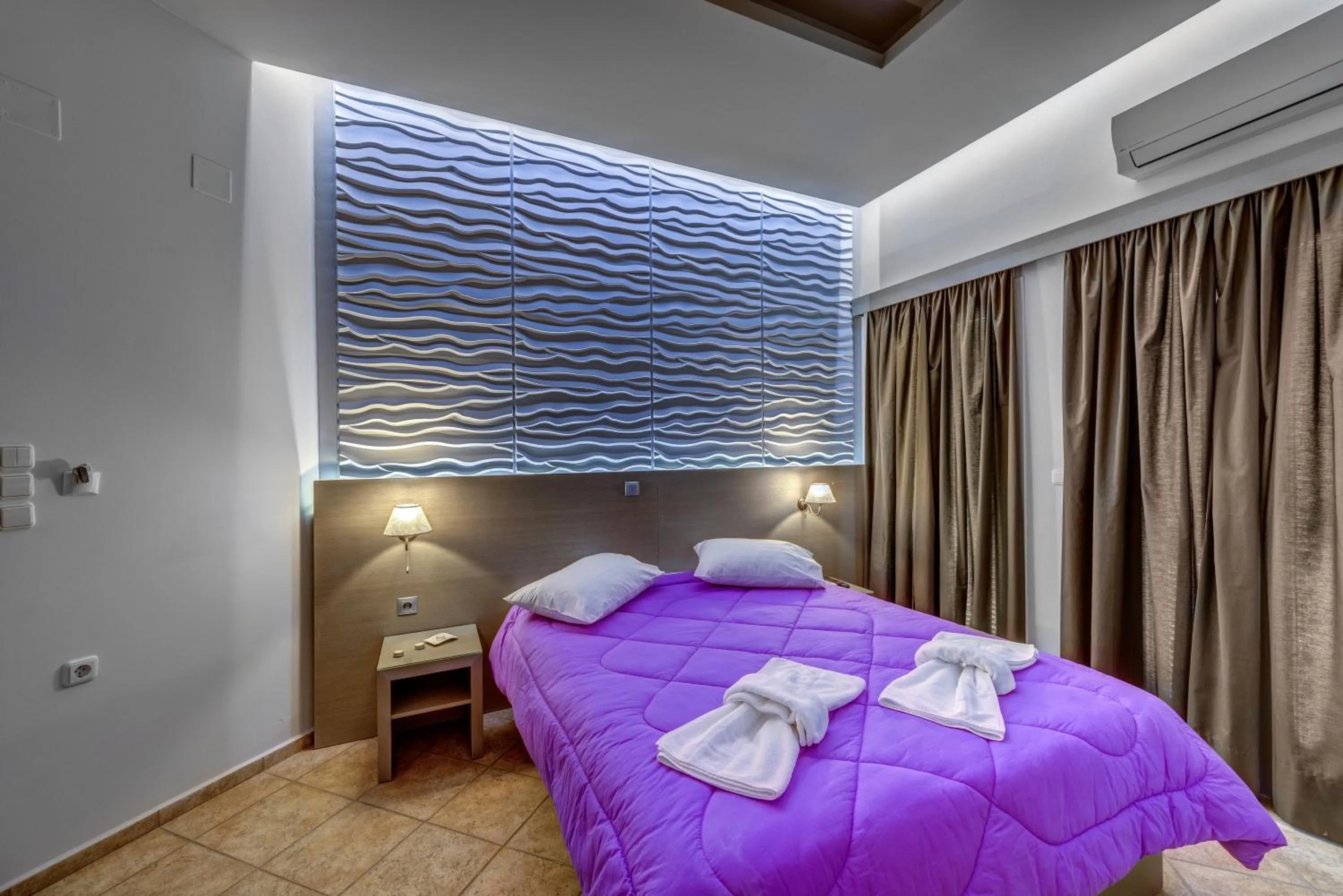 Photo of the whole room, Bed in Ethrion