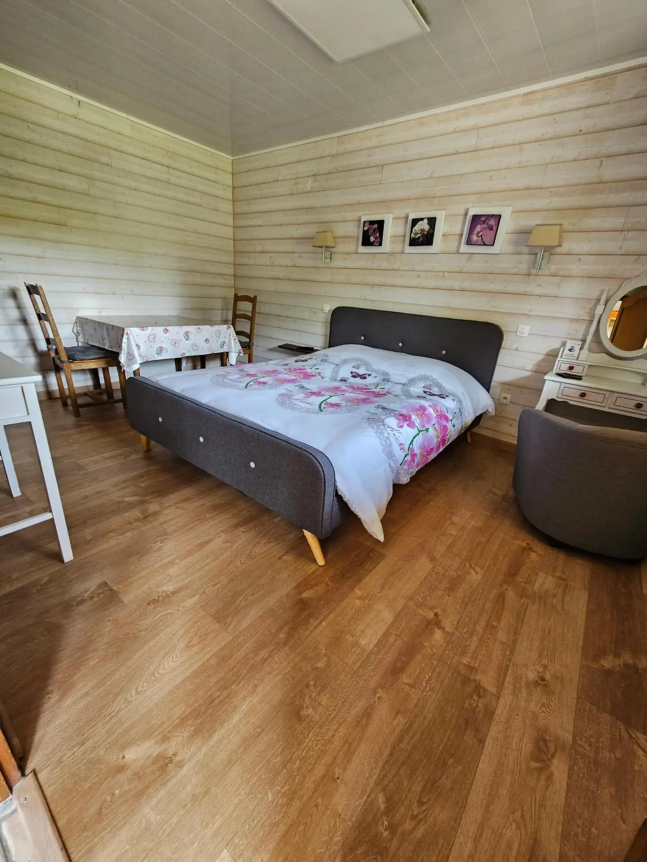 Queen Room - single occupancy in Le Clos du Clocher Queen Room - single occupancy in Le Clos du Clocher