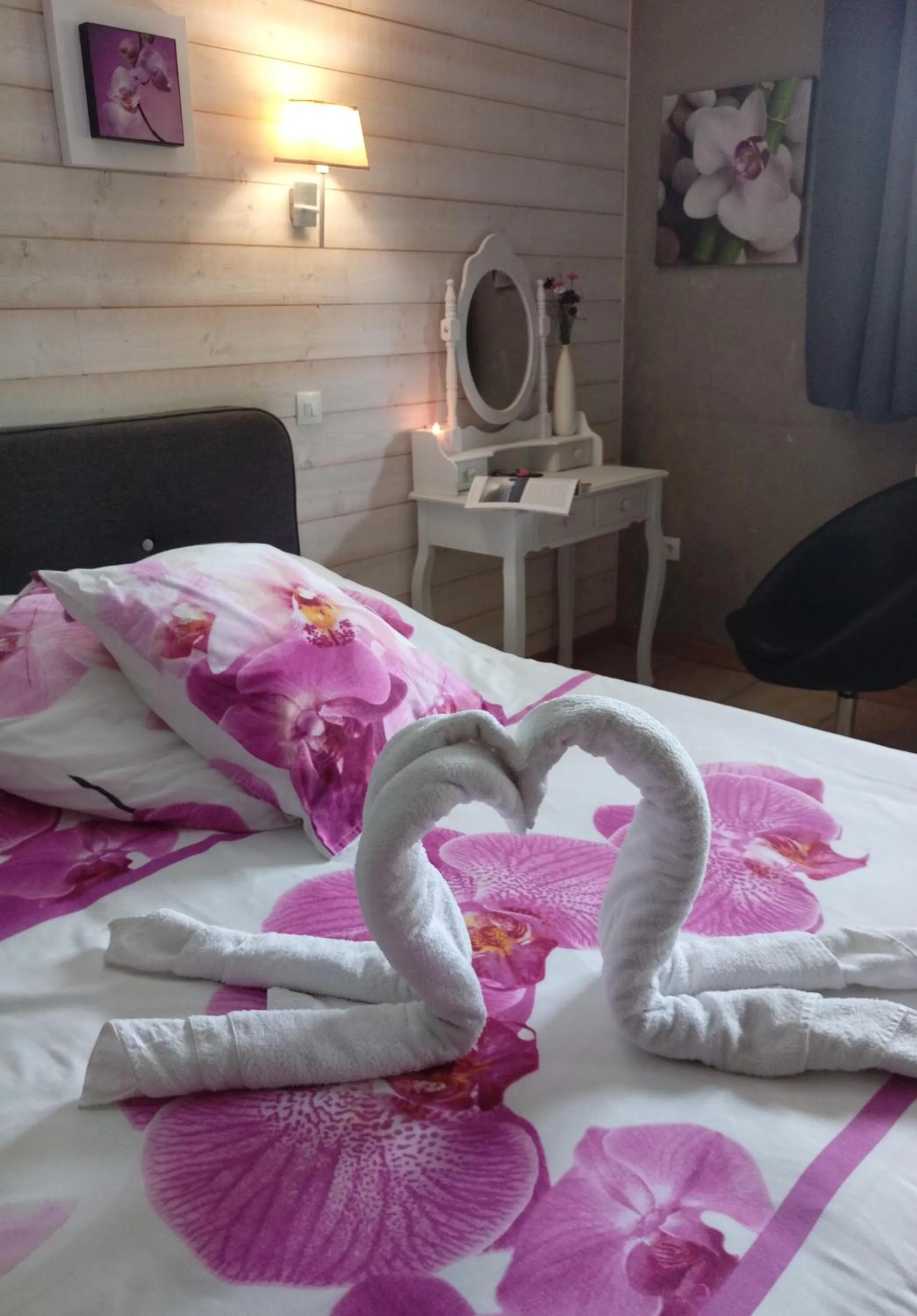 Photo of the whole room, Bed in Le Clos du Clocher