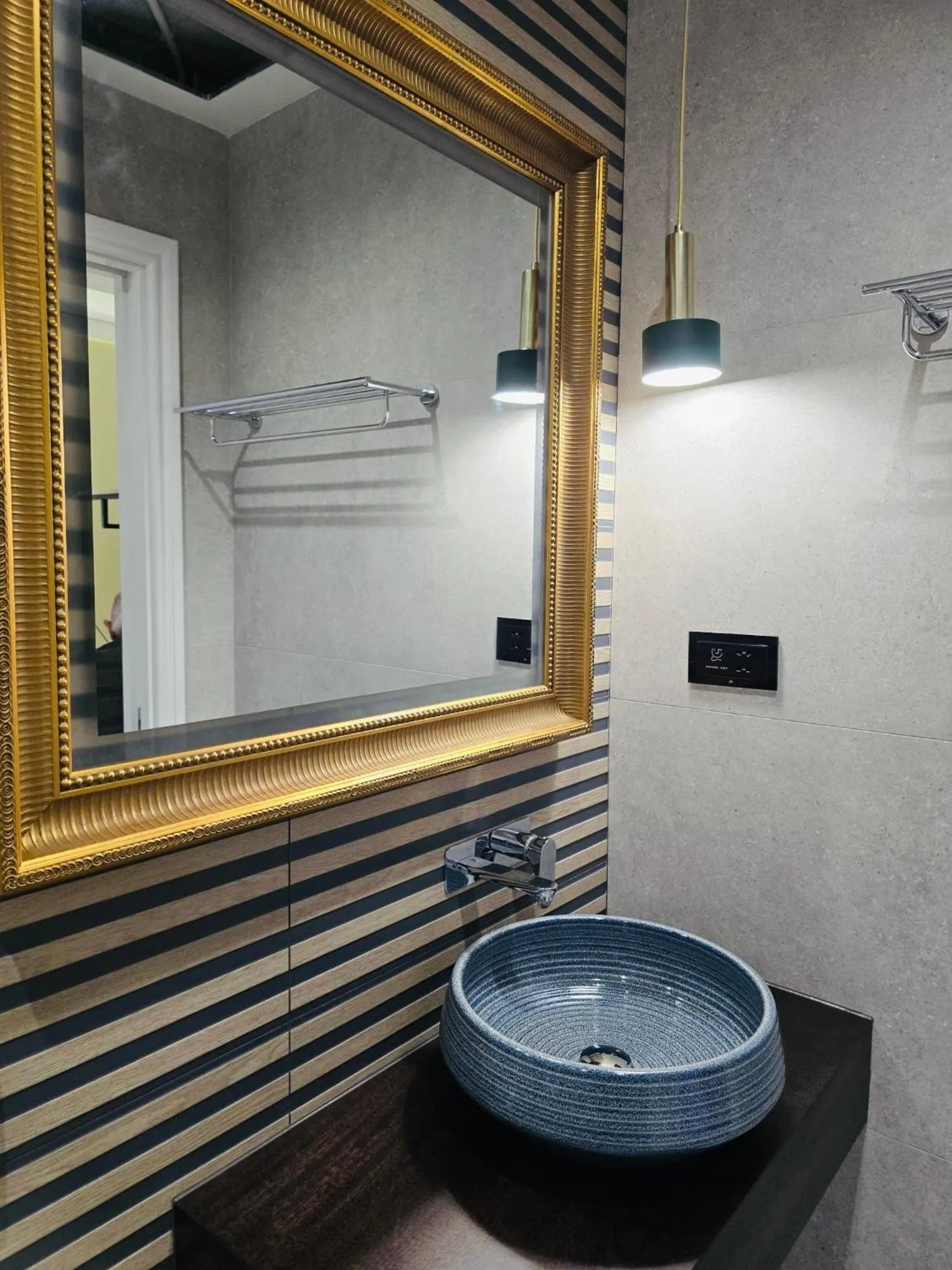 Shower in Luciano Al Porto Boutique