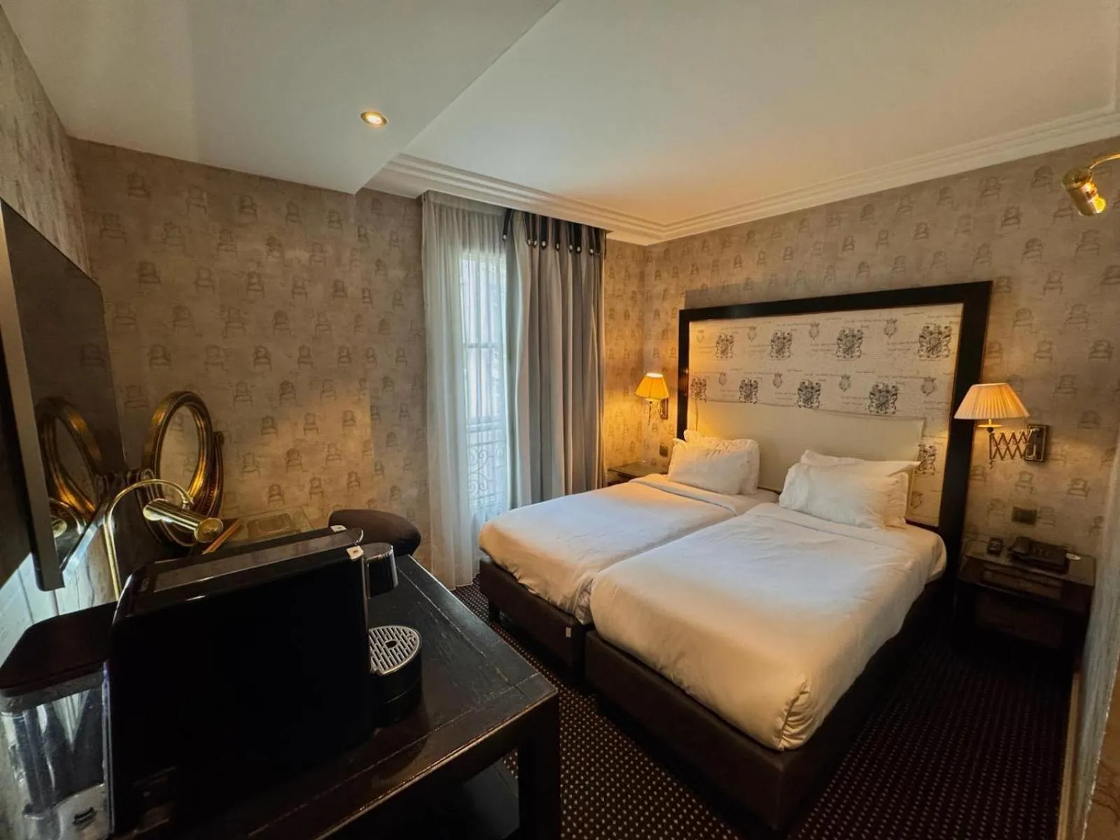 Photo of the whole room, Bed in Villa Lutèce Port Royal