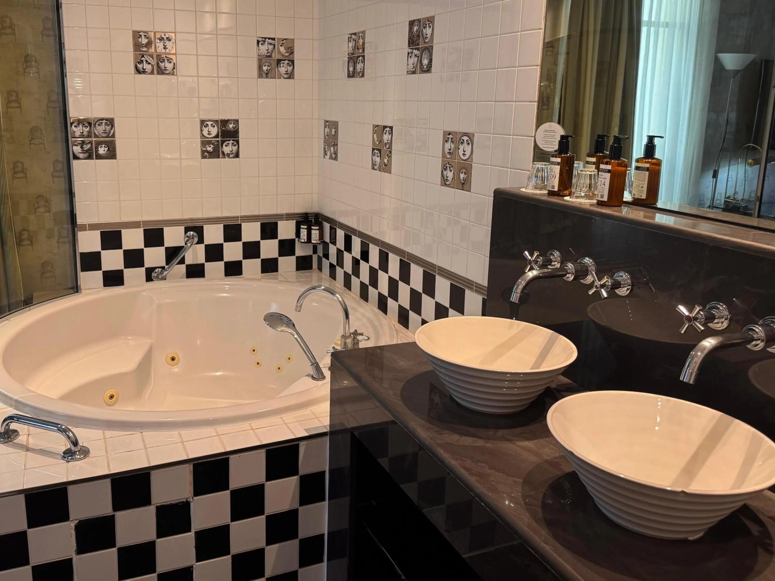 Bathroom in Villa Lutèce Port Royal