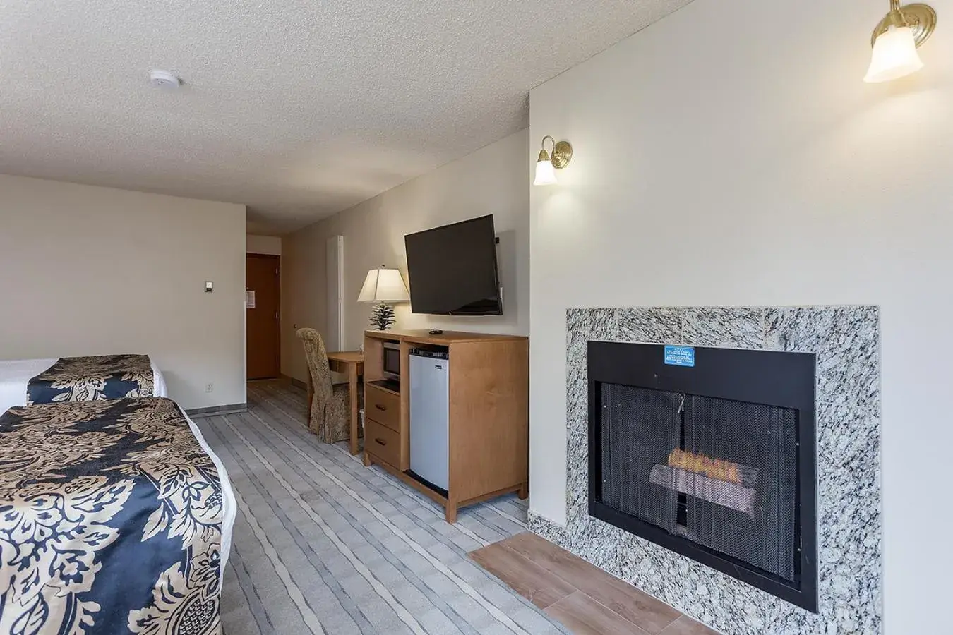 Bed, TV/Entertainment Center in Shilo Inn Suites Hotel - Bend