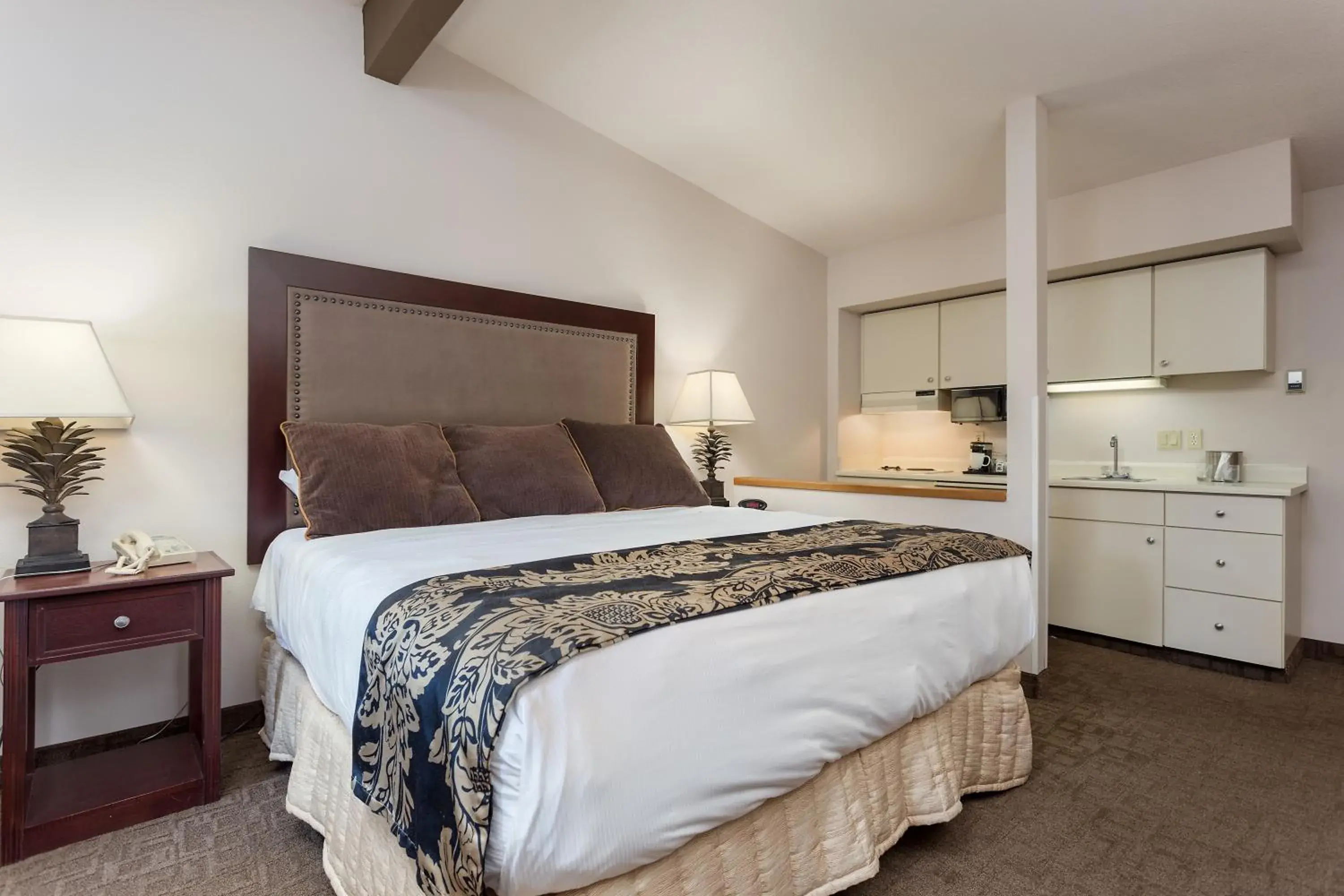 Bed in Shilo Inn Suites Hotel - Bend