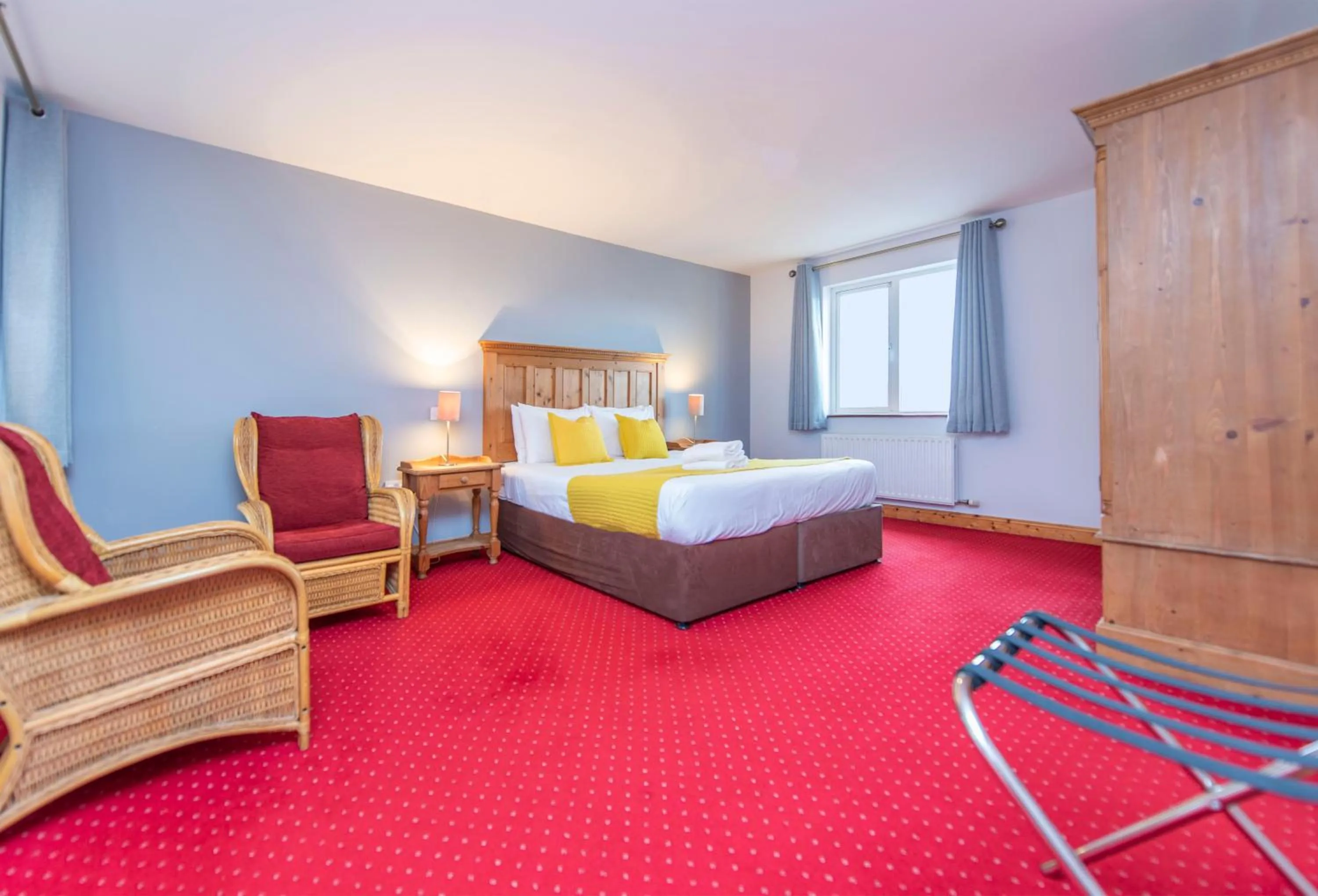 Photo of the whole room, Bed in Dingle Marina Lodge