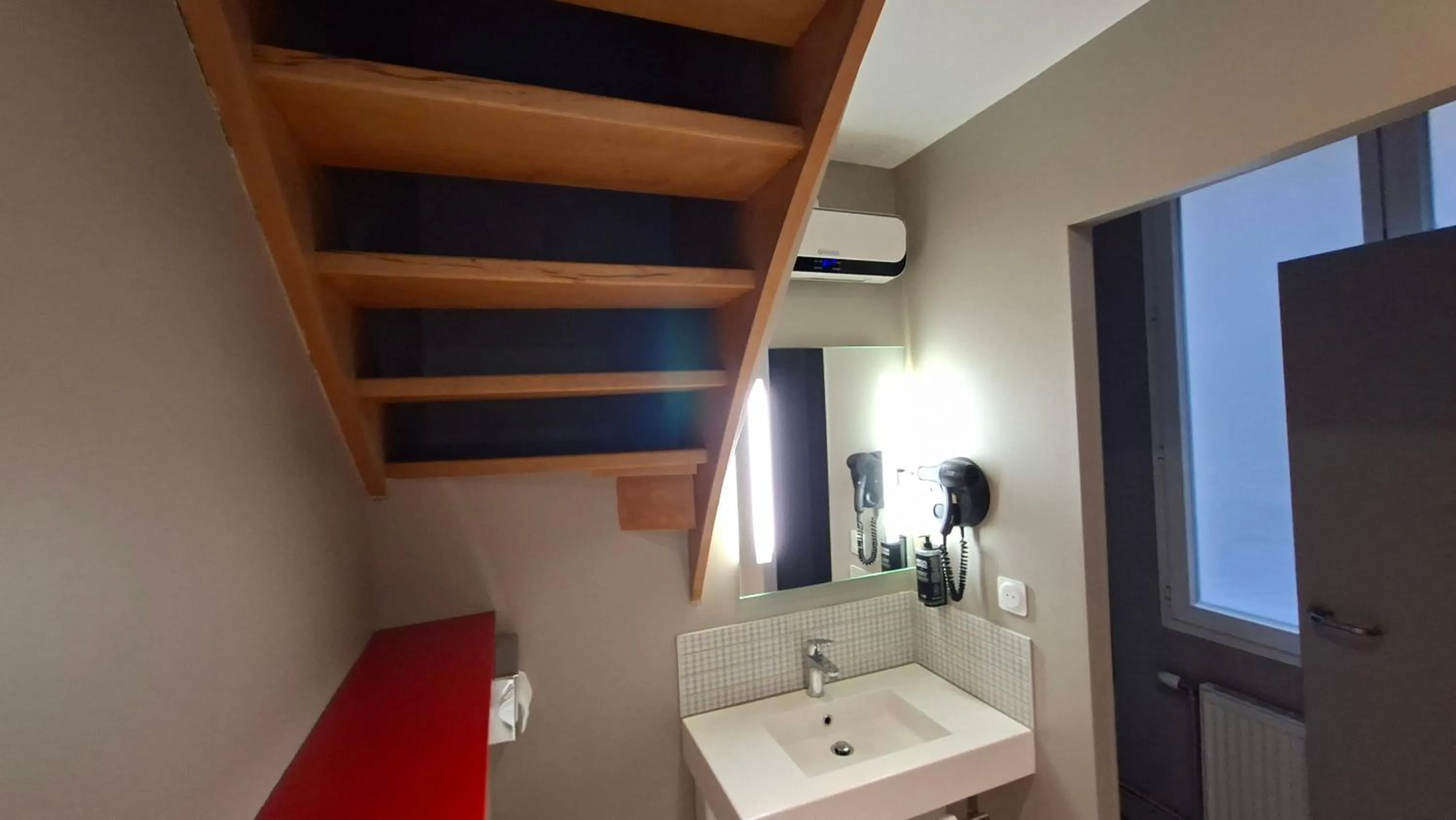 Photo of the whole room in ibis Styles Lille Centre Grand Place