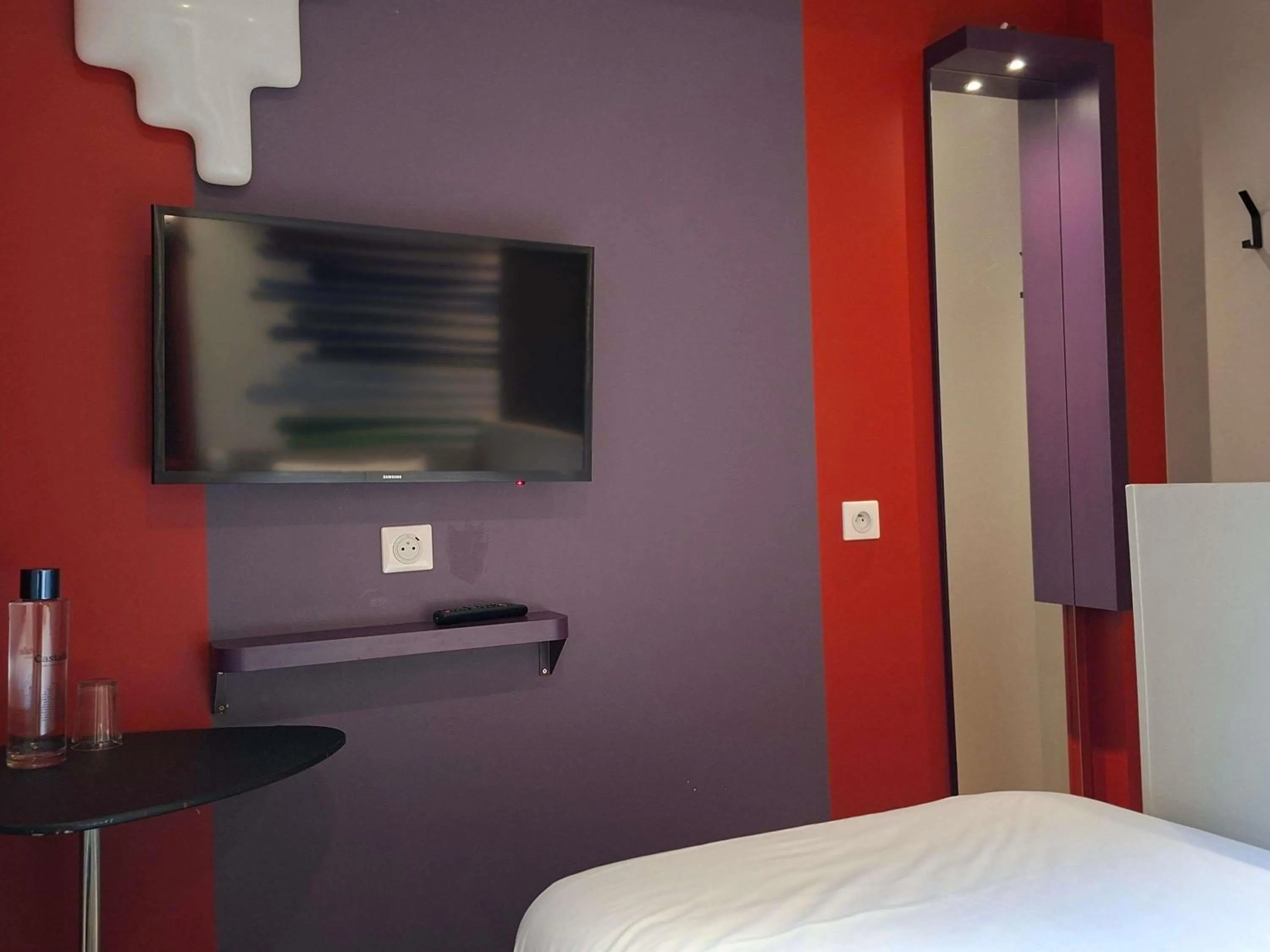 Bedroom, Bed in ibis Styles Lille Centre Grand Place