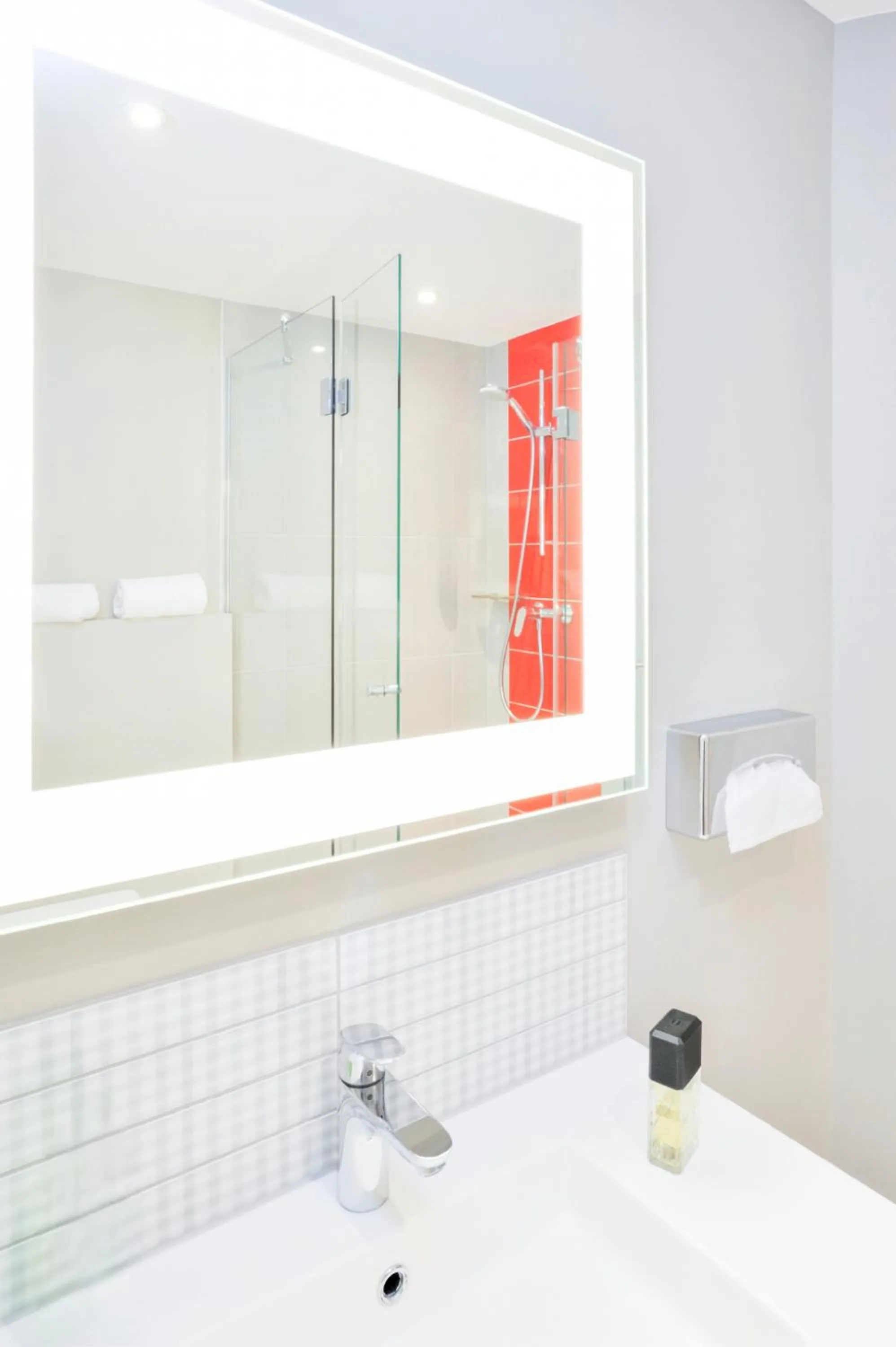 Shower in ibis Styles Lille Centre Grand Place