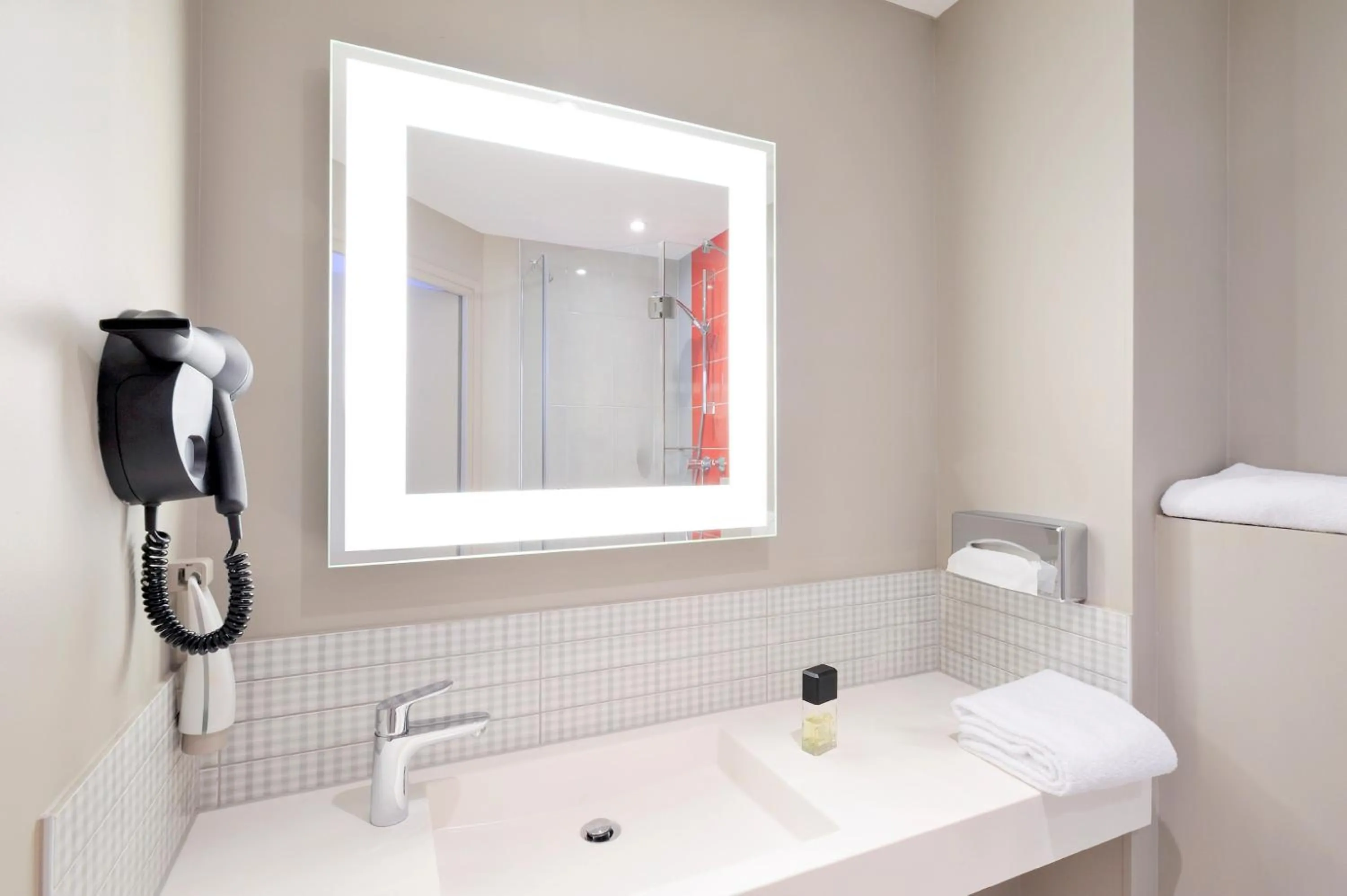 Shower in ibis Styles Lille Centre Grand Place