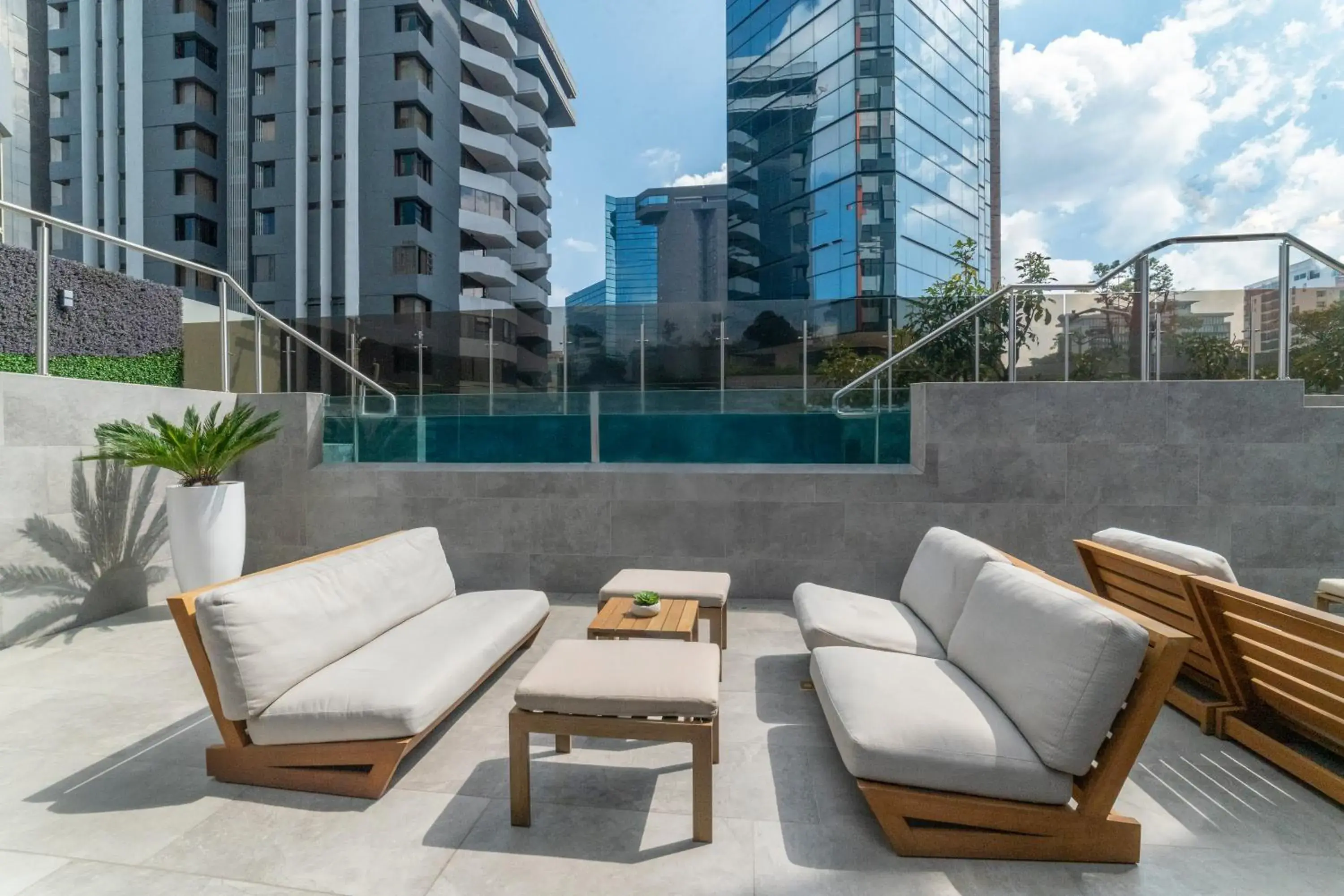 Swimming pool in Clarion Suites Guatemala City Swimming pool in Clarion Suites Guatemala City