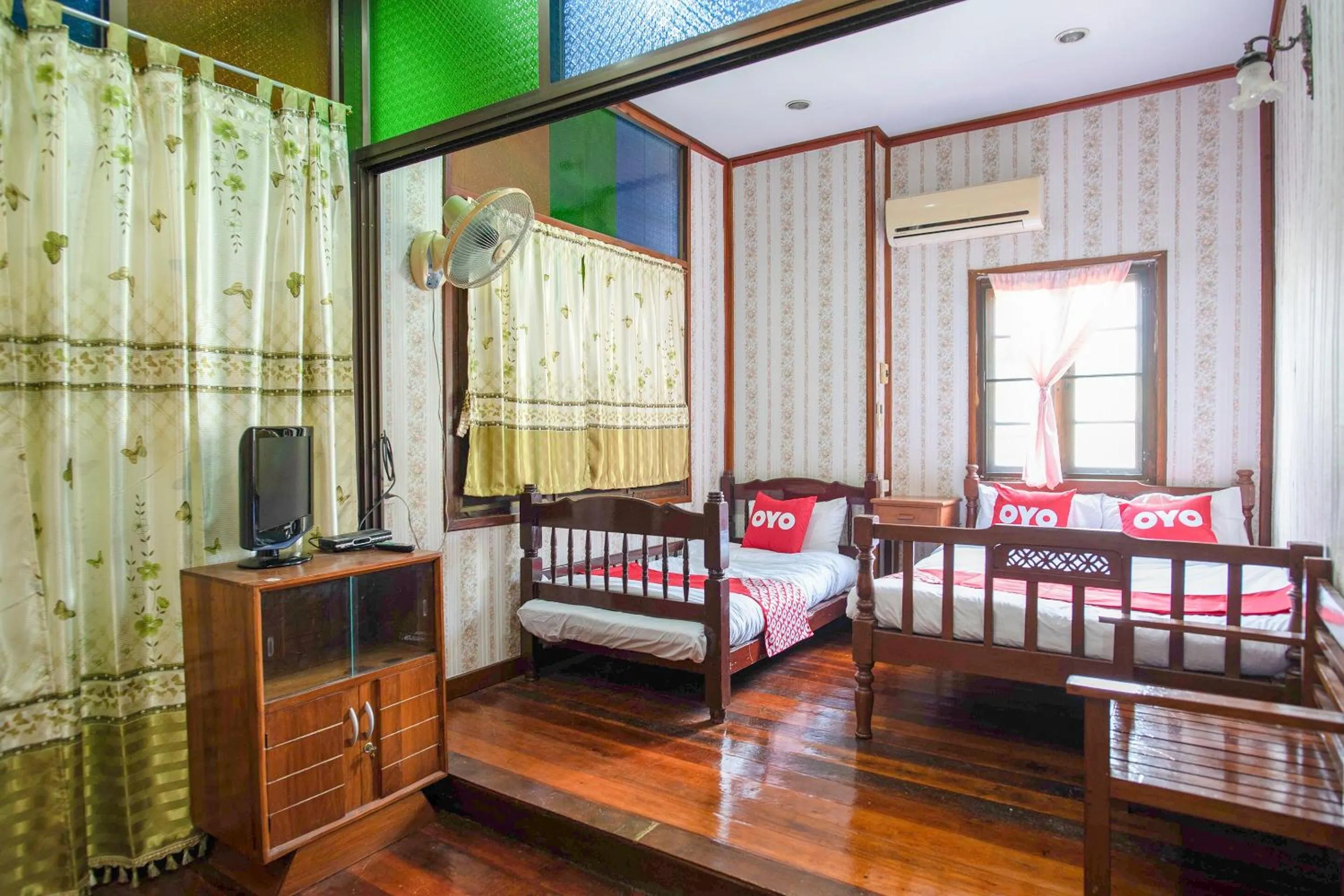 Bedroom in OYO 402 Raknatee Resort