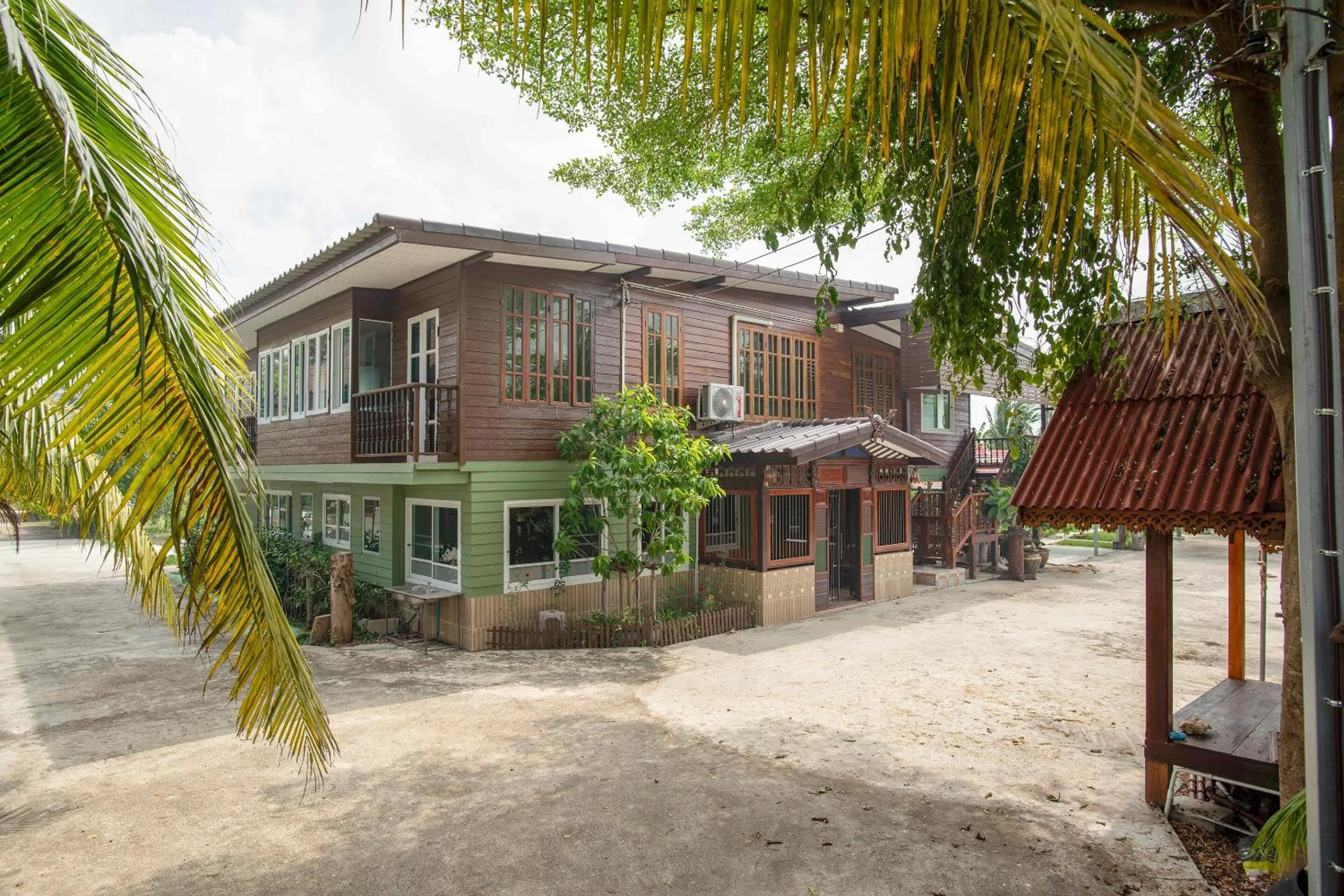 Facade/entrance, Property Building in OYO 402 Raknatee Resort