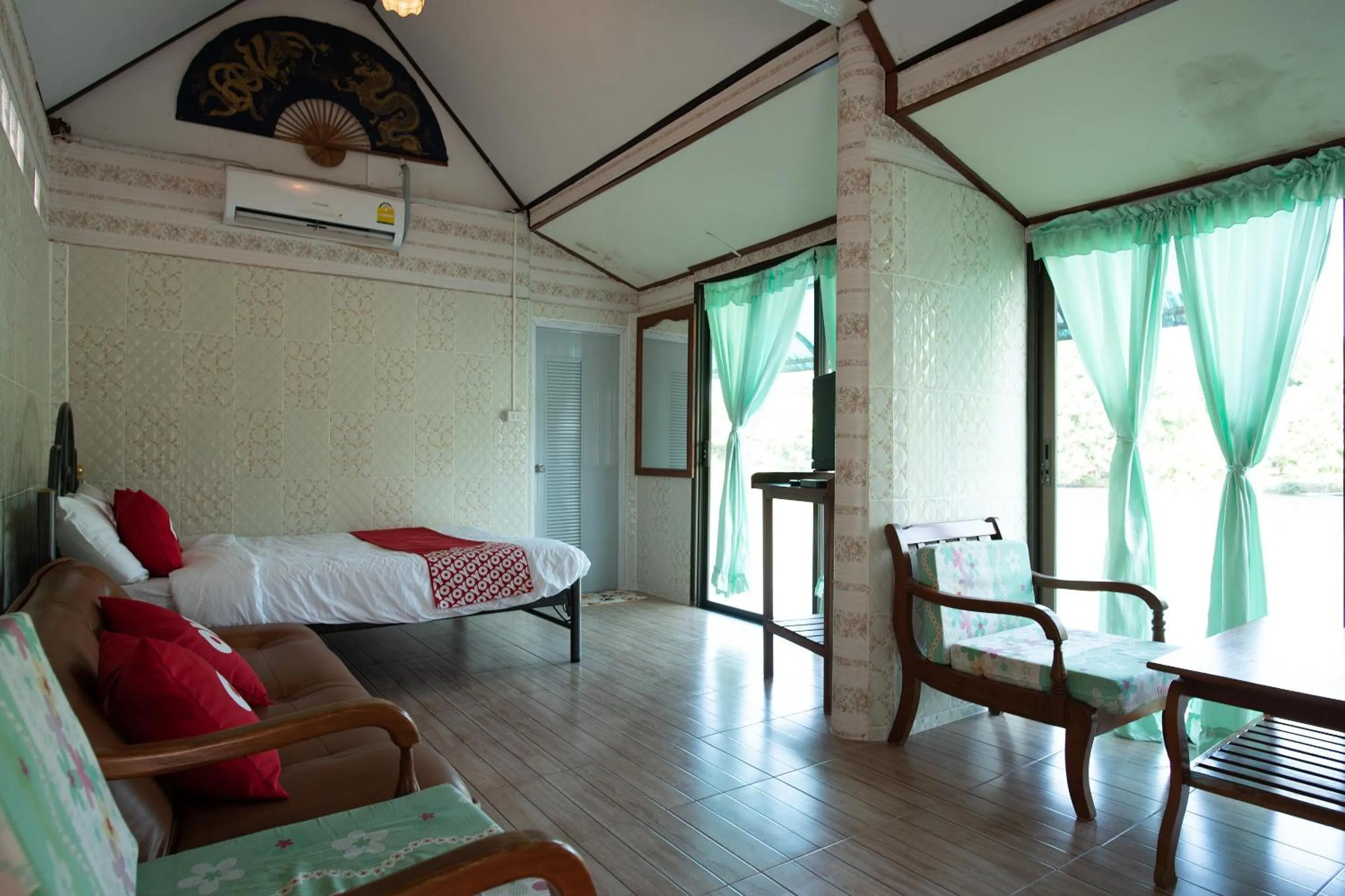 Bedroom, Seating Area in OYO 402 Raknatee Resort
