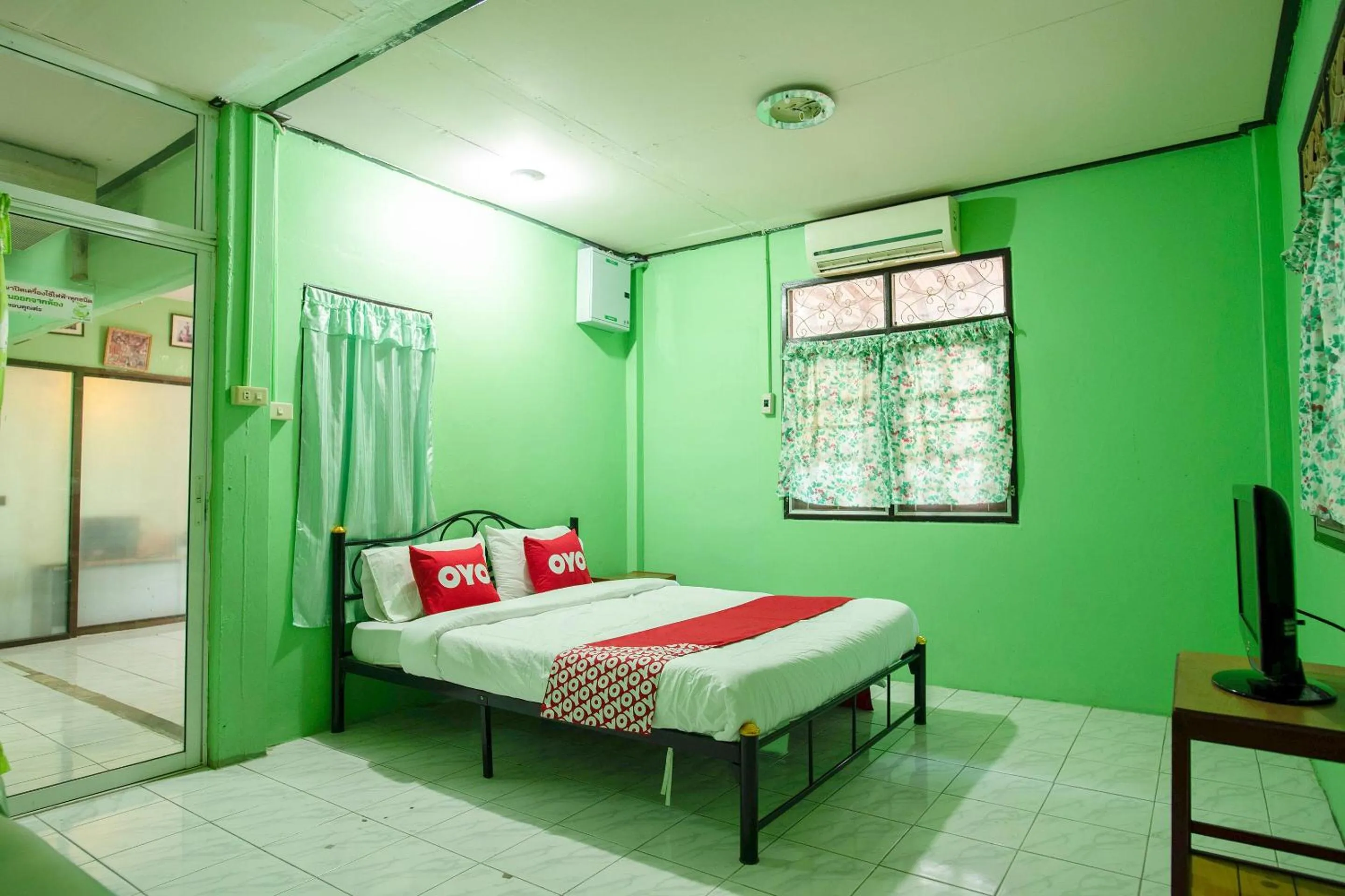 Bedroom in OYO 402 Raknatee Resort