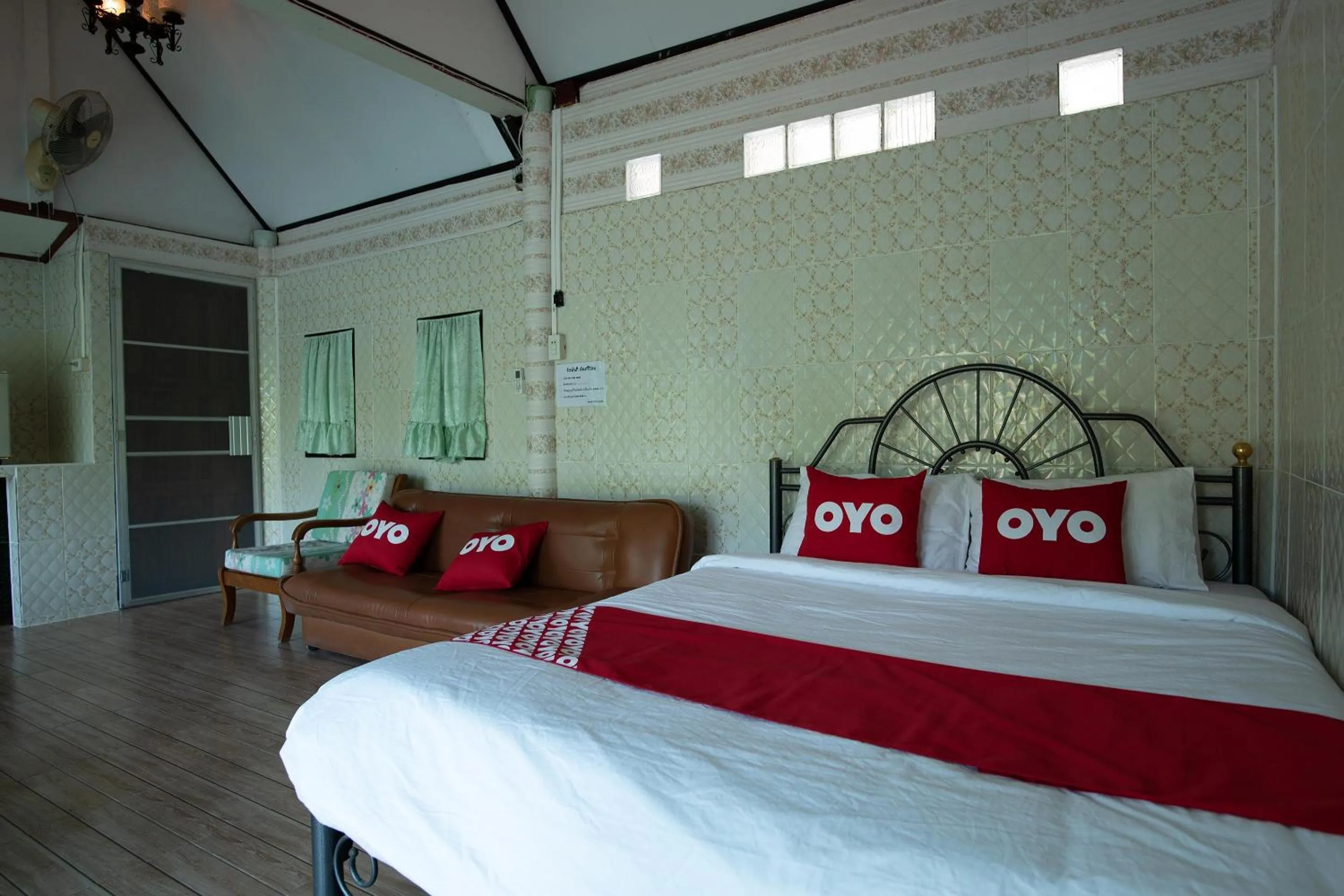 Bedroom in OYO 402 Raknatee Resort