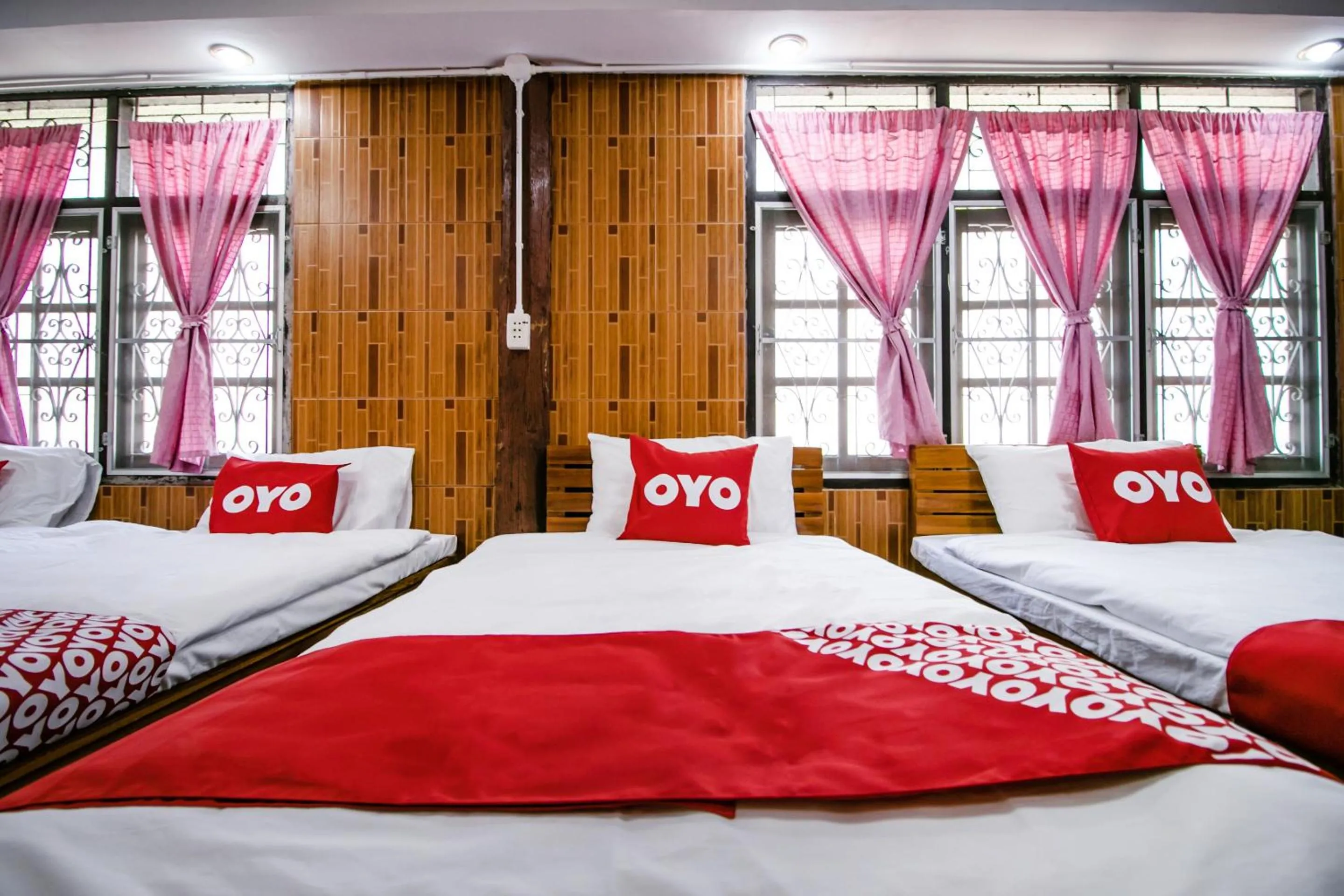 Bedroom in OYO 402 Raknatee Resort