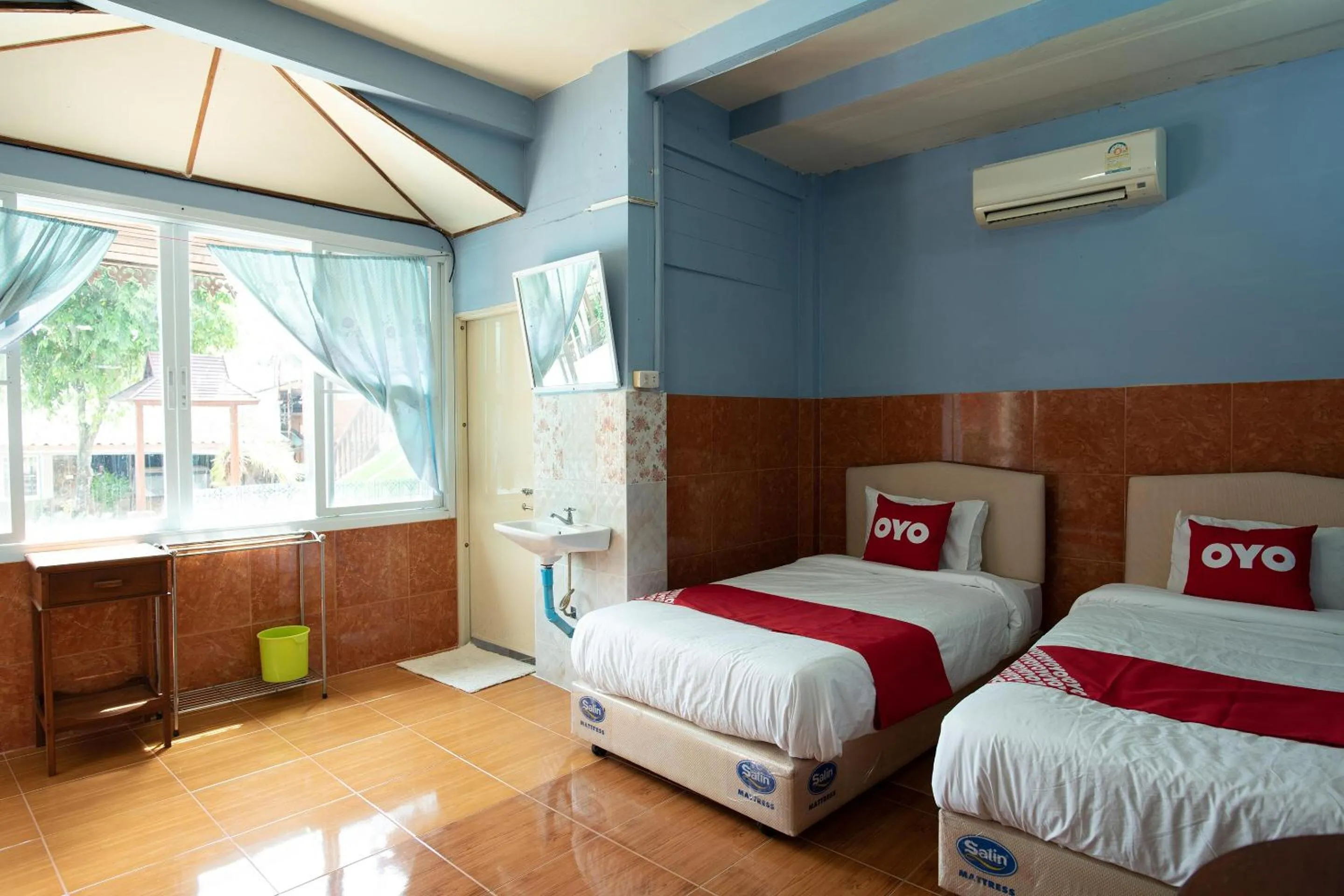 Bedroom in OYO 402 Raknatee Resort