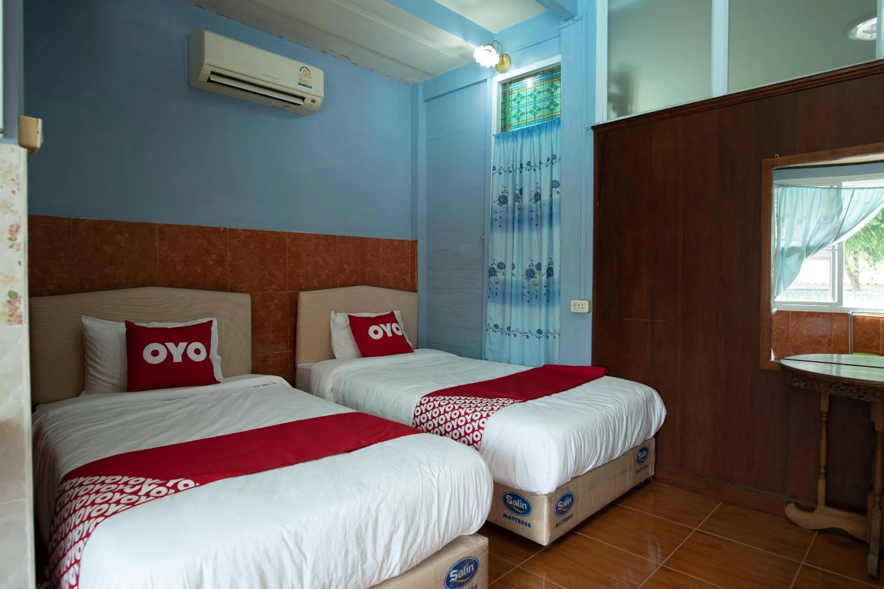 Bedroom in OYO 402 Raknatee Resort