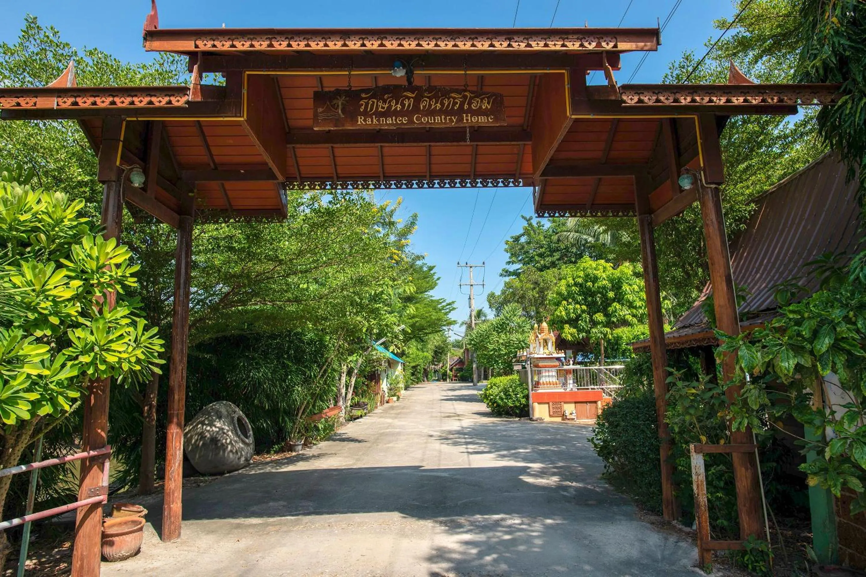 Facade/entrance in OYO 402 Raknatee Resort