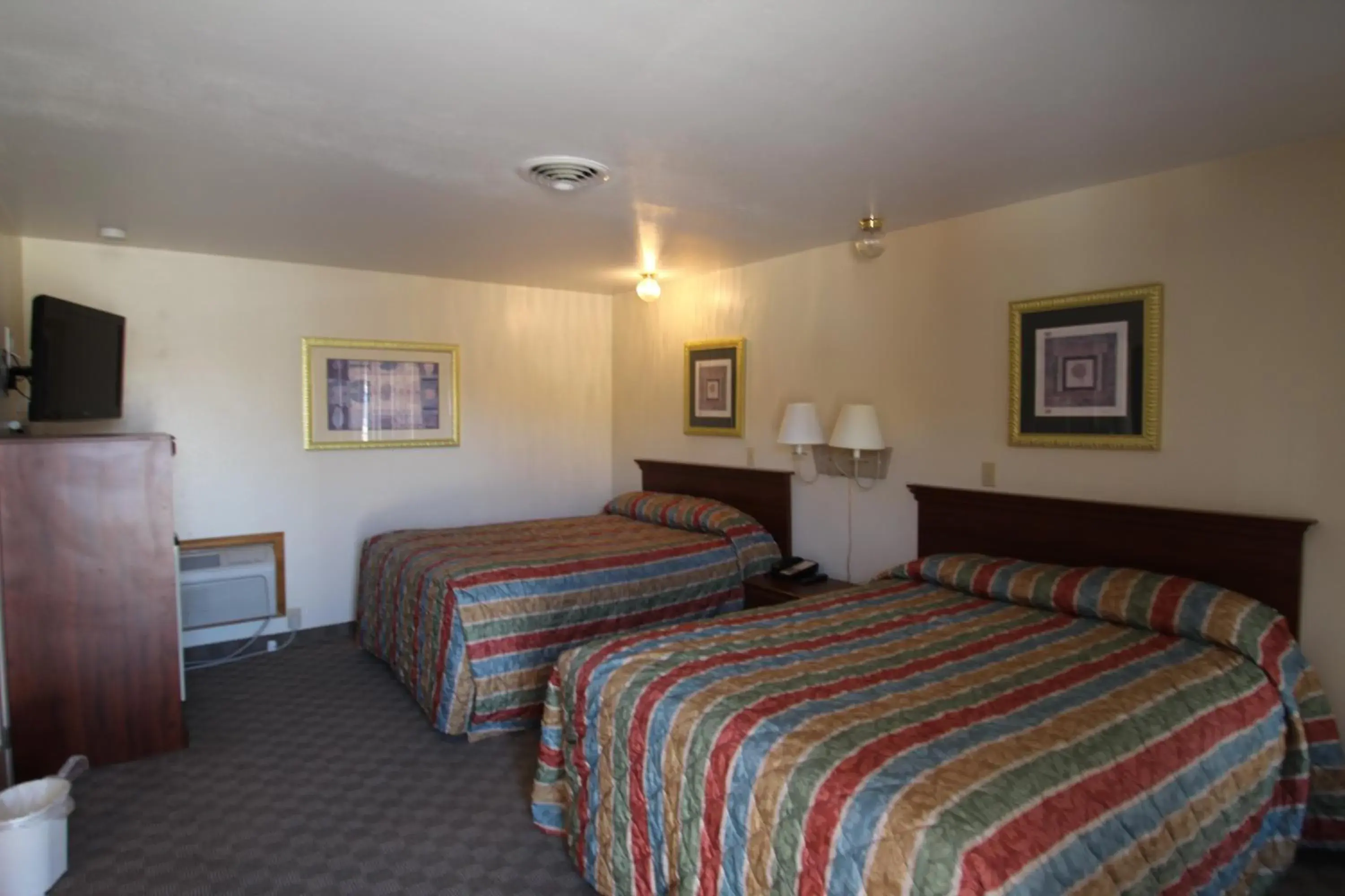 Photo of the whole room, Bed in Trails End Motel Sheridan Photo of the whole room, Bed in Trails End Motel Sheridan