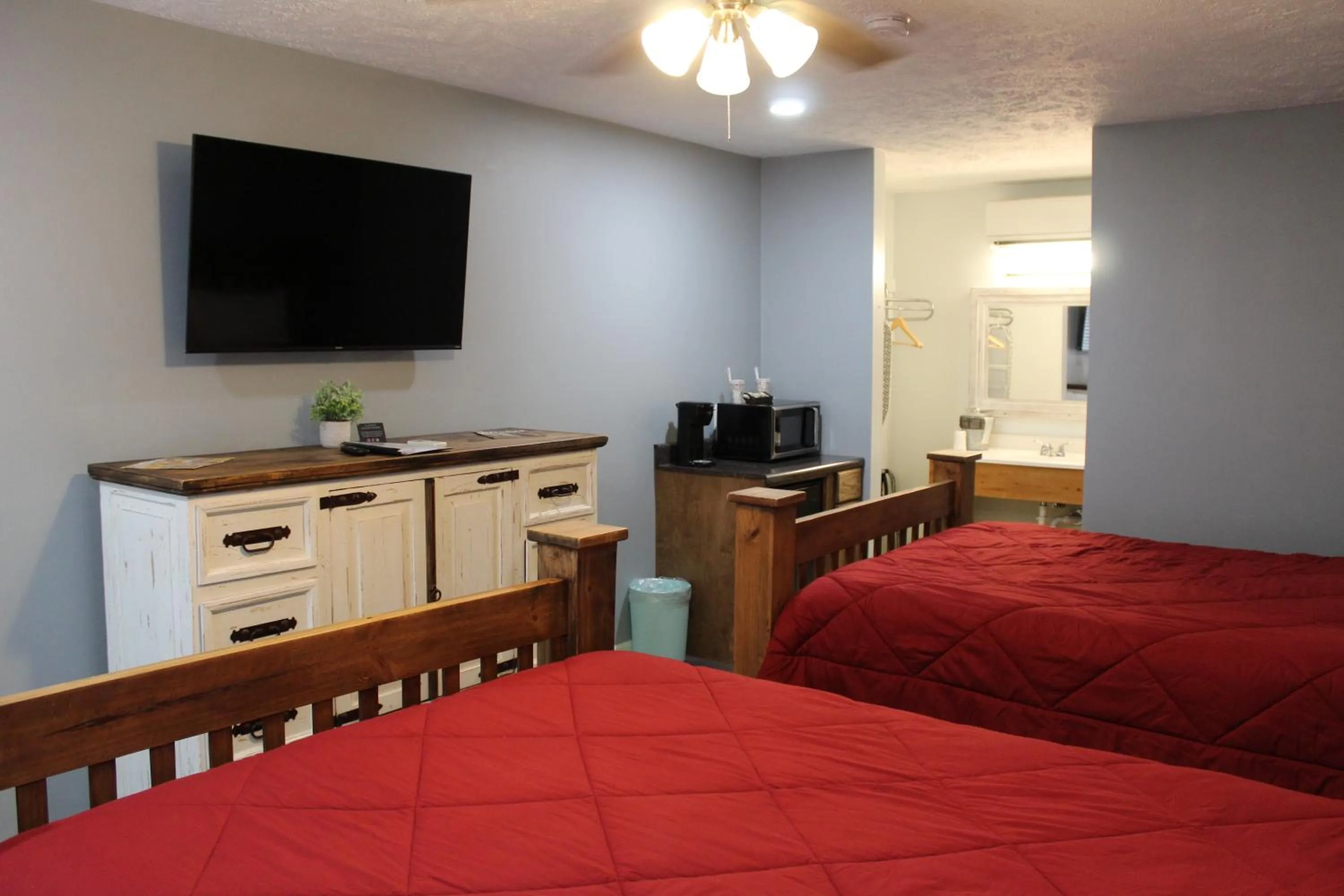 Bed in Heidi Motel - Helen