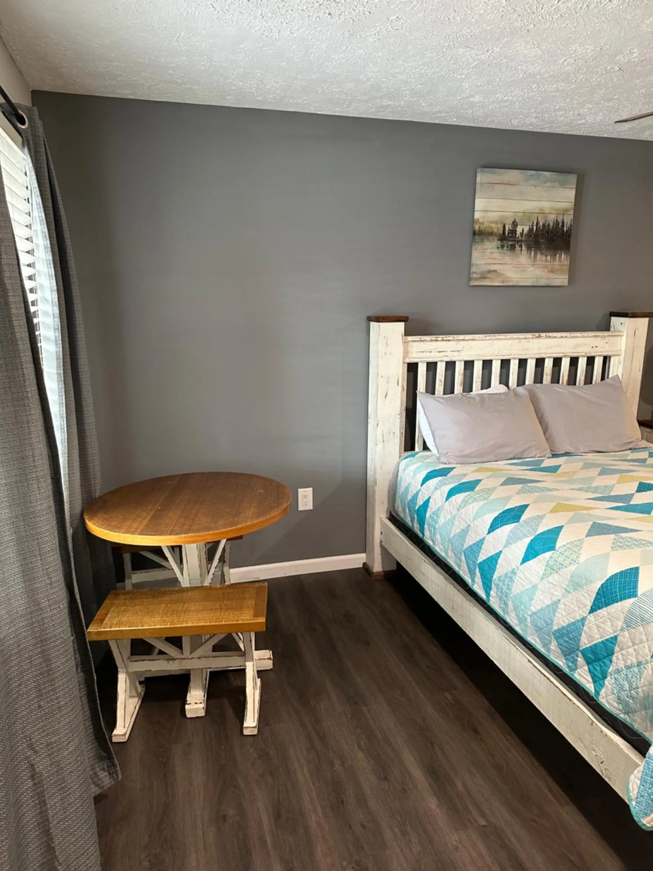 View (from property/room), Bed in Heidi Motel - Helen