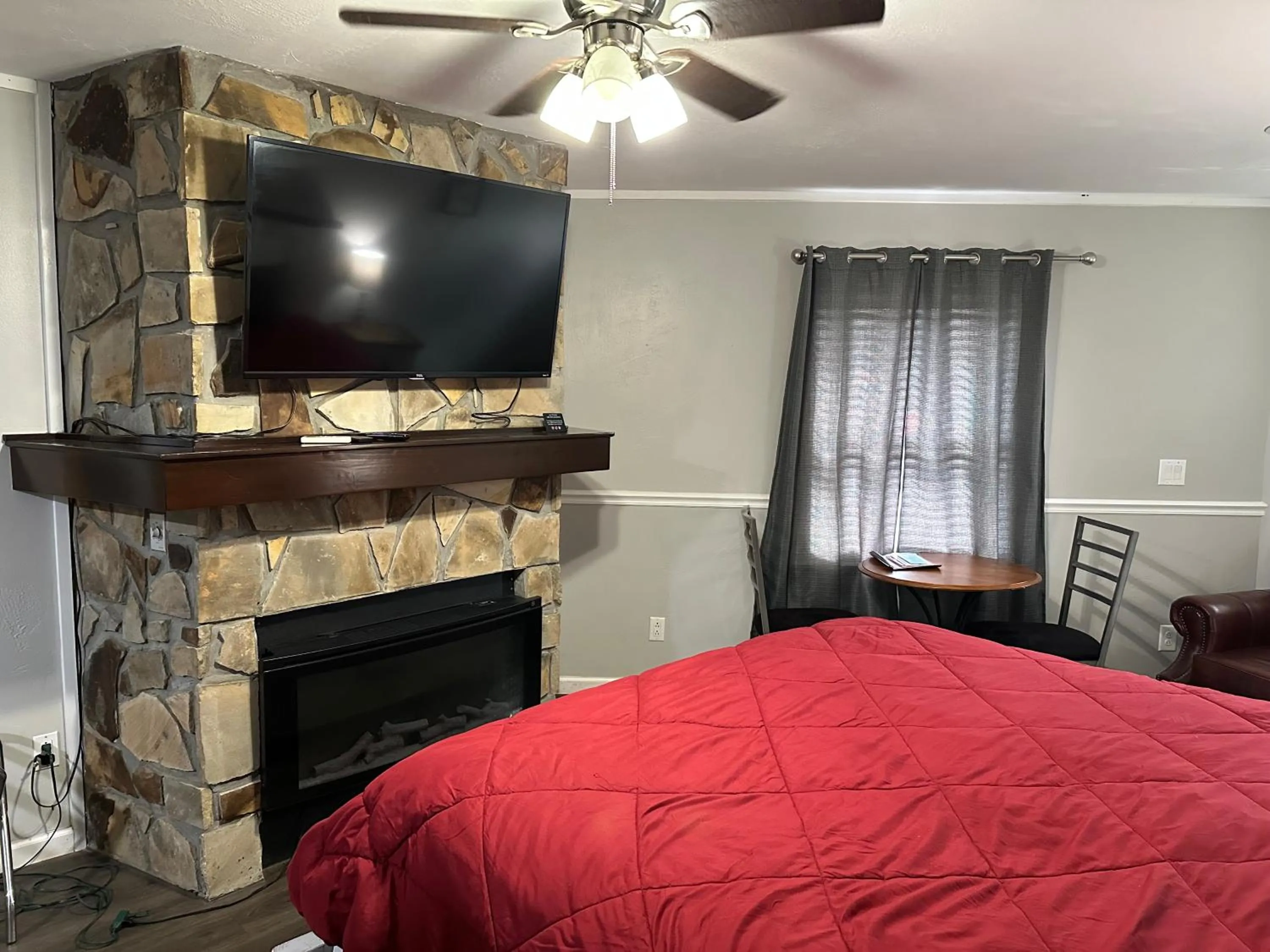 fireplace, Bed in Heidi Motel - Helen