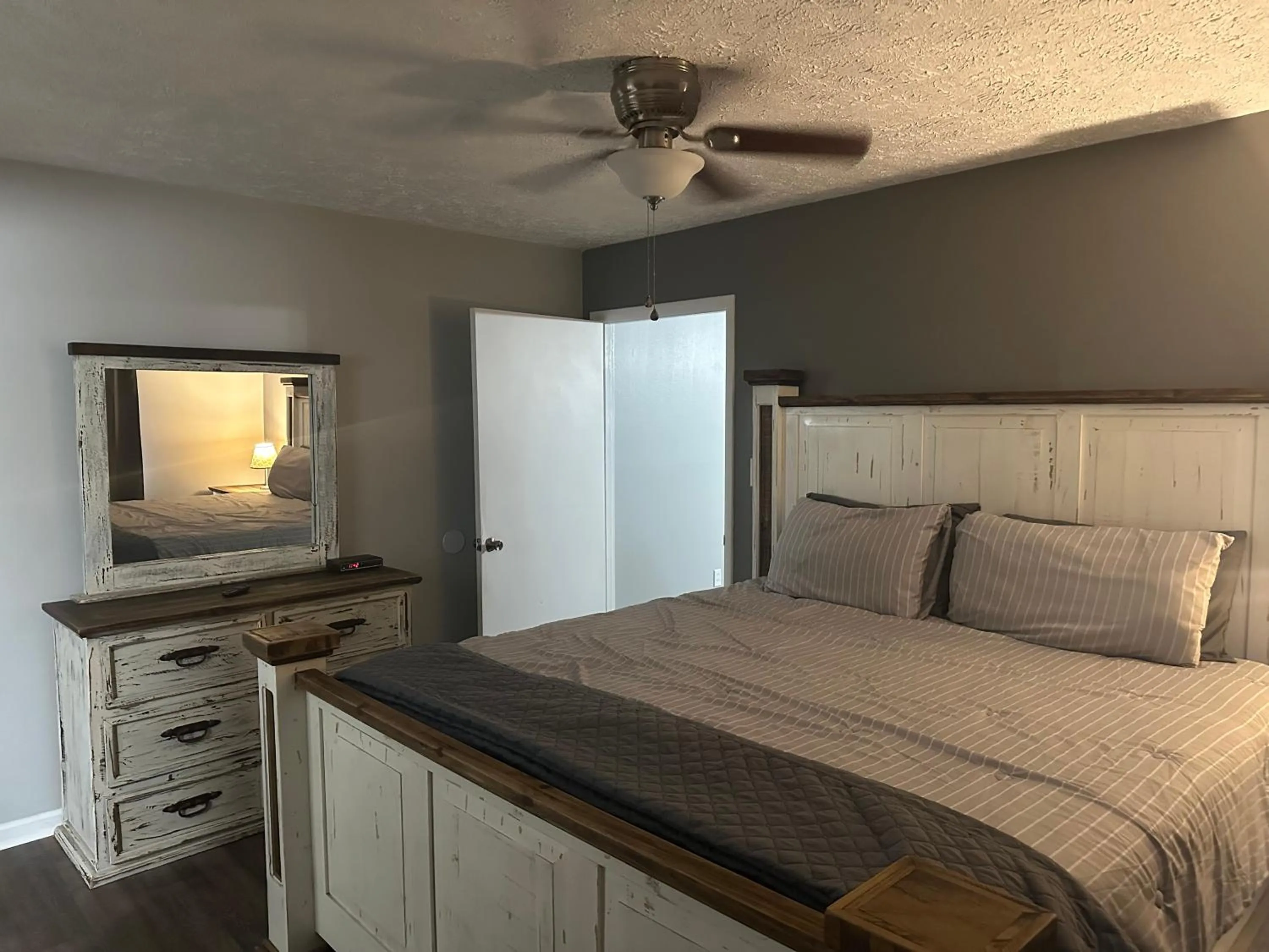 Bedroom, Bed in Heidi Motel - Helen